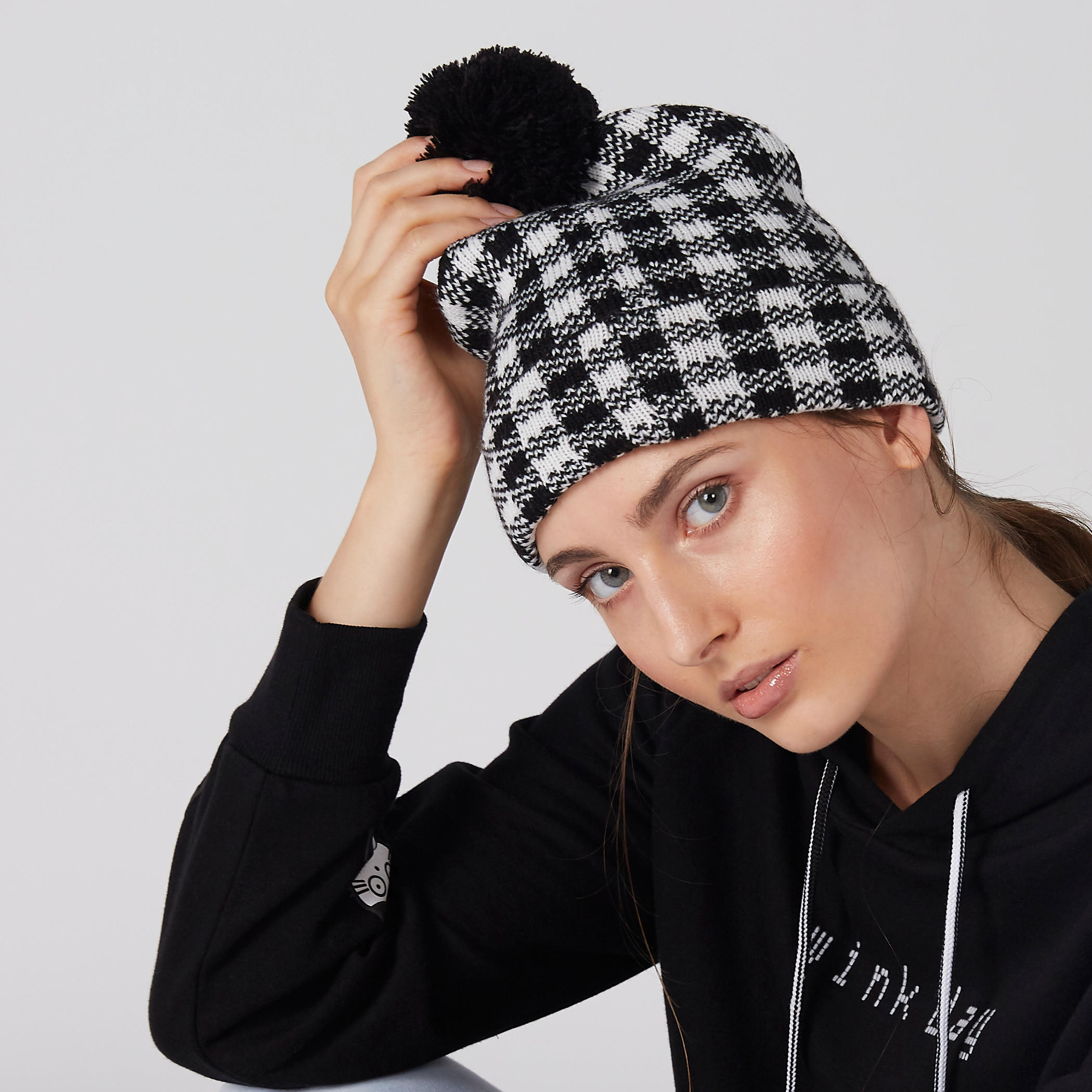 قبعة بيني كاروهات مزينة بكرات بوم بوم من لي كوبر-women-clothingaccessories-capsandhats-image-2