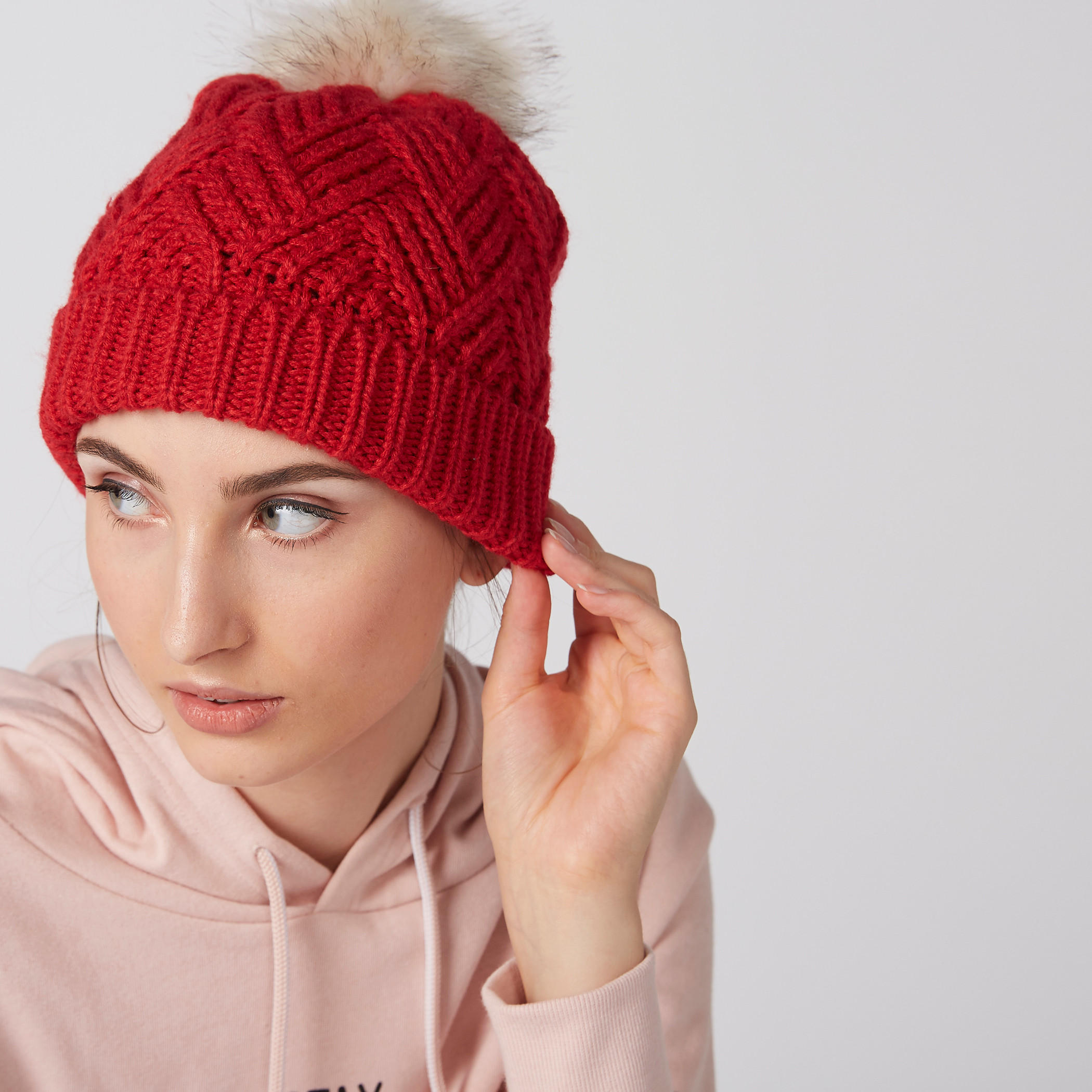 قبعة بيني بارزة الملمس مزينة بكرات بوم بوم من لي كوبر-women-clothingaccessories-capsandhats-image-2