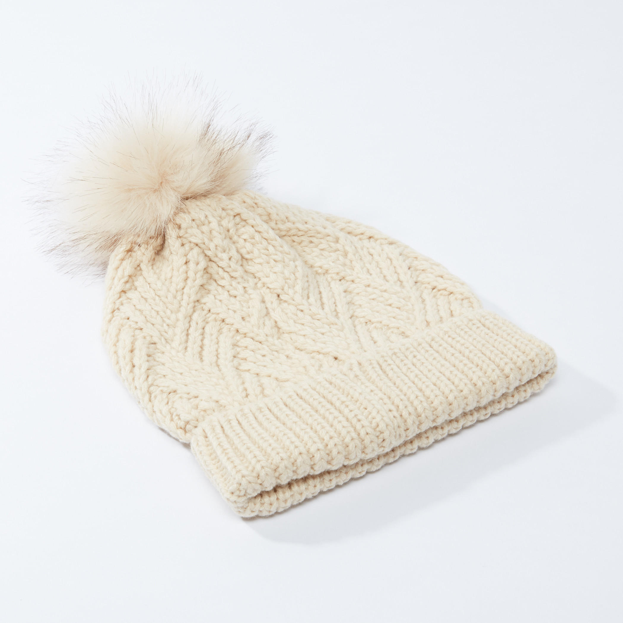 قبعة بيني بارزة الملمس مزينة بكرات بوم بوم من لي كوبر-women-clothingaccessories-capsandhats-image-1