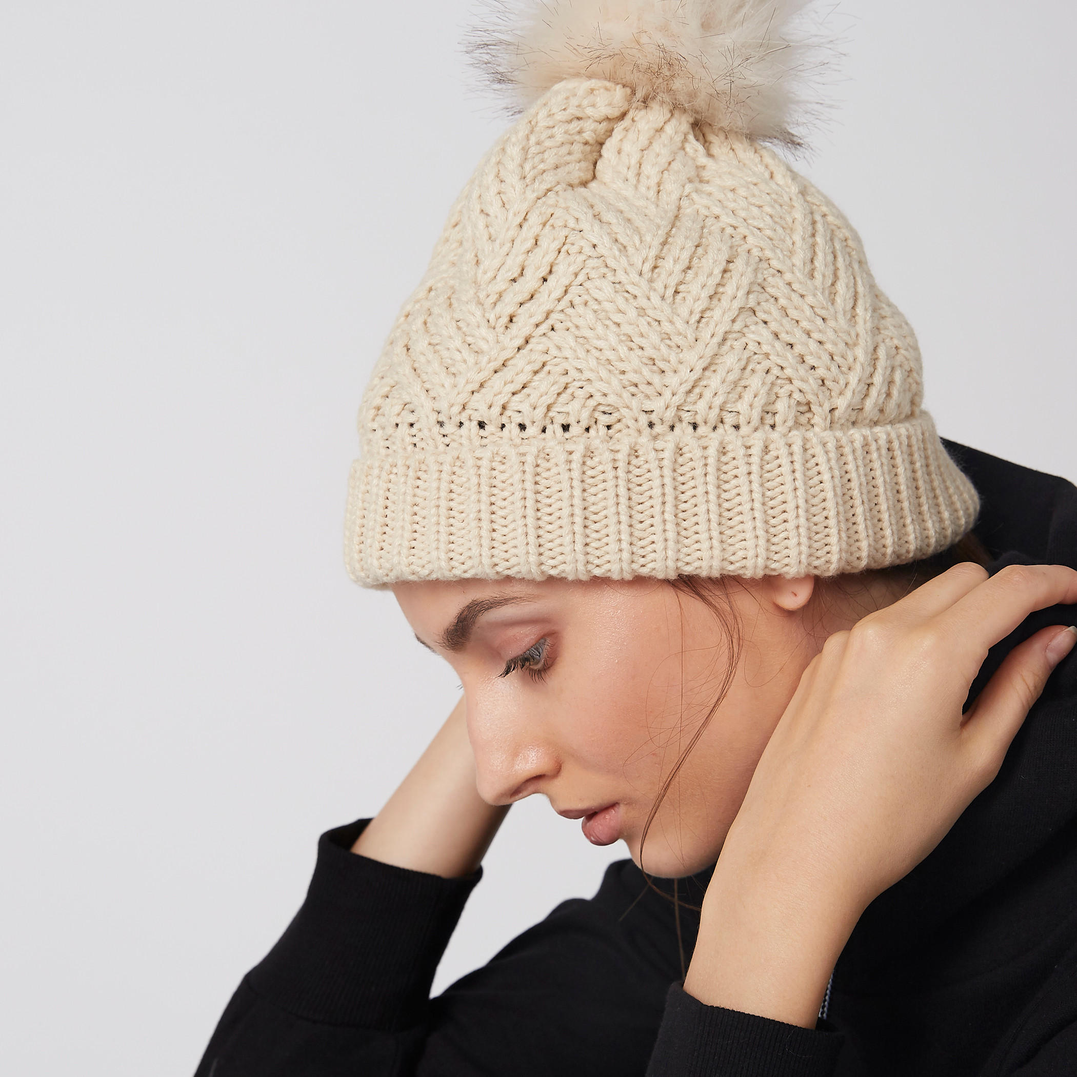 قبعة بيني بارزة الملمس مزينة بكرات بوم بوم من لي كوبر-women-clothingaccessories-capsandhats-image-2