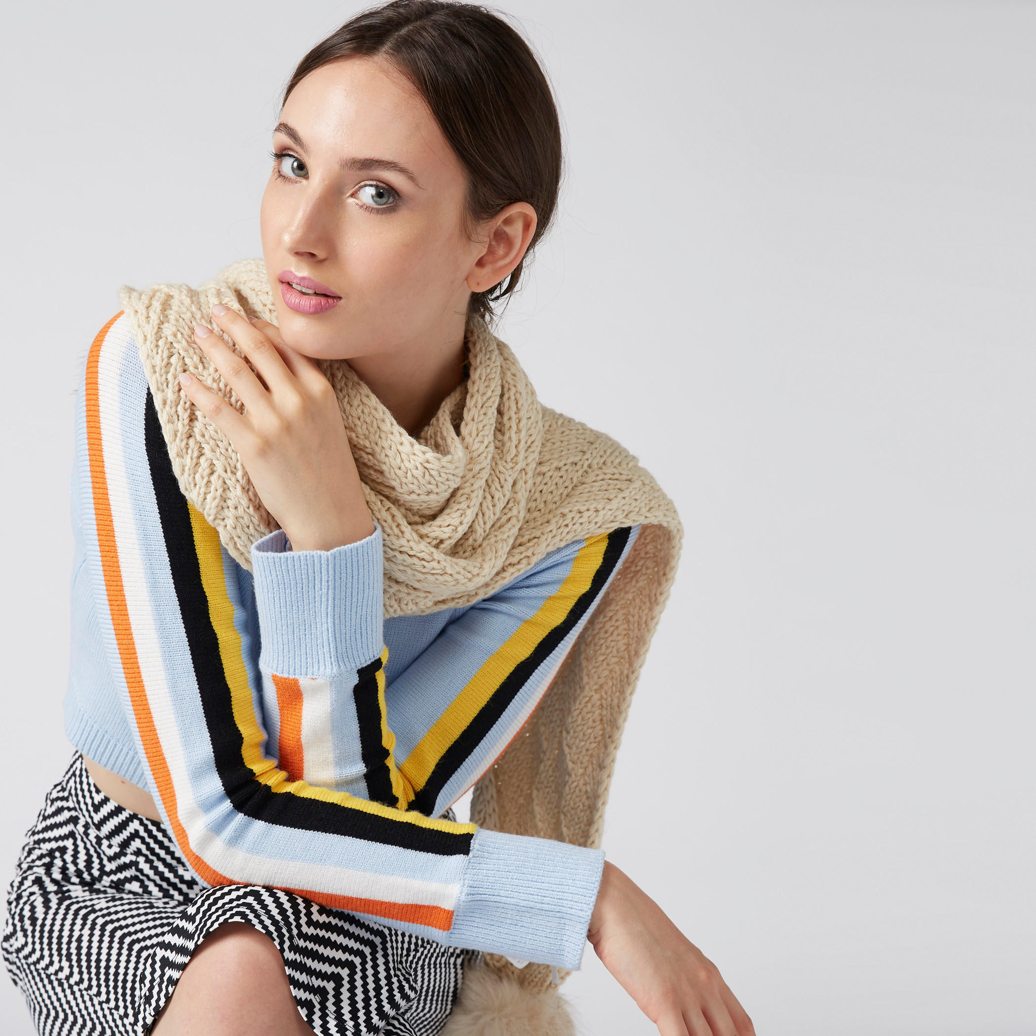 كوفية بارزة الملمس مزينة بكرات بوم بوم من لي كوبر-women-clothingaccessories-scarves-image-2