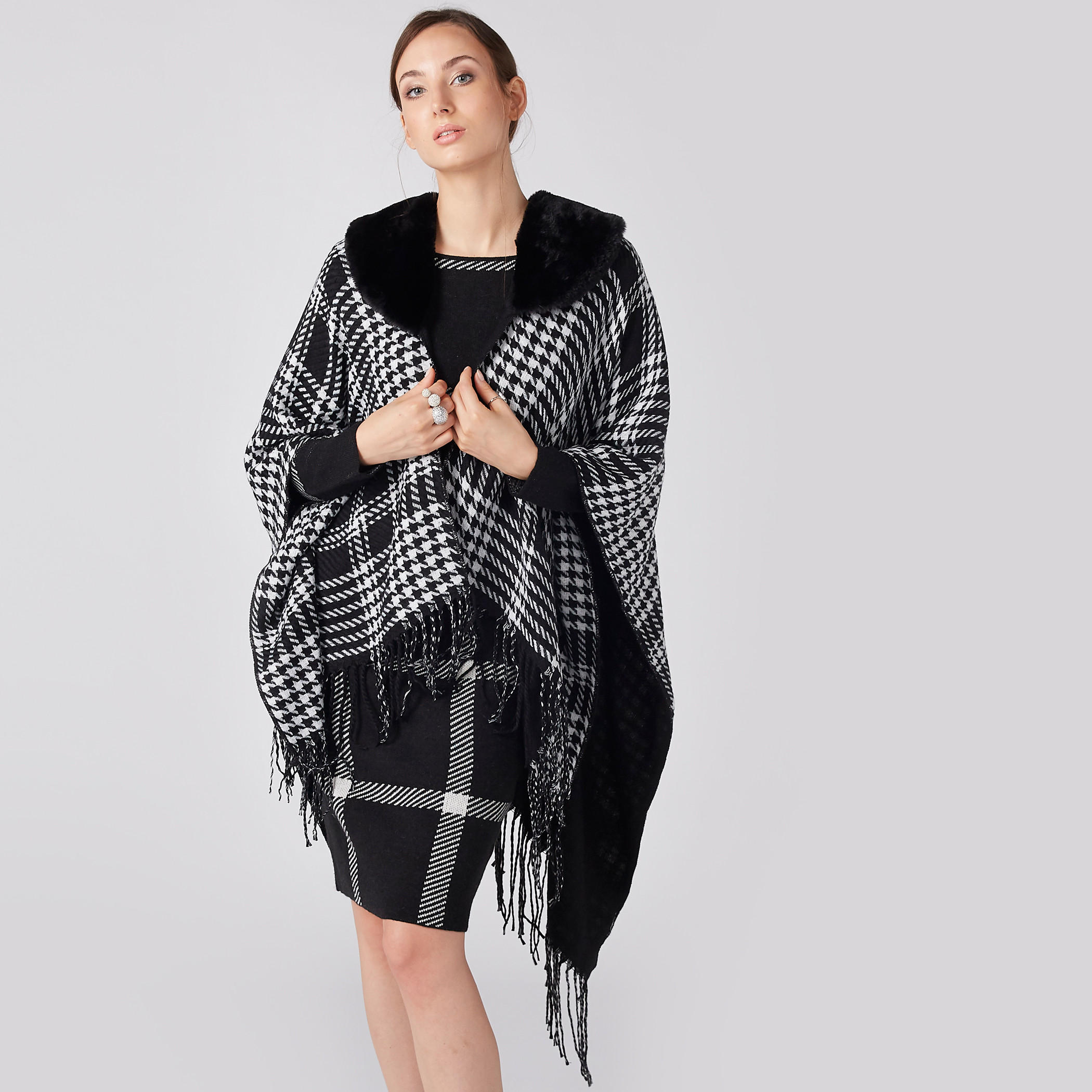 سترة بونشو قطيفة من لي كوبر-women-clothingaccessories-scarves-image-1