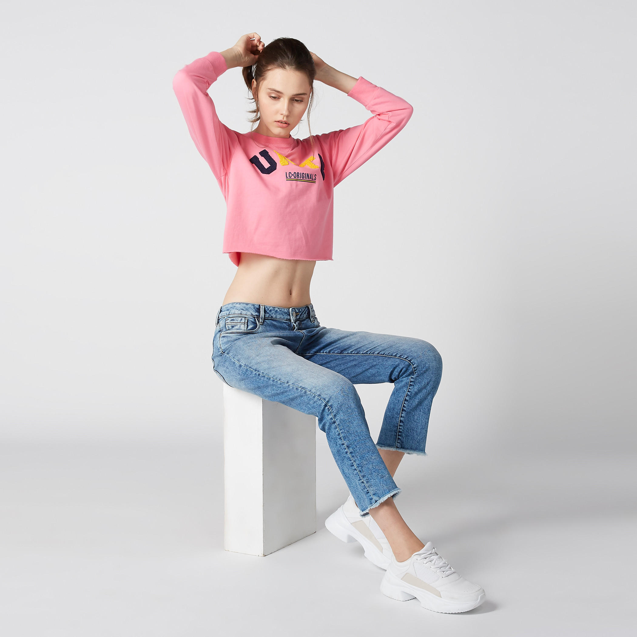 سويت شيرت قصير بتطريز من لي كوبر-women-winterwear-hoodiesandsweatshirts-sweatshirts-image-2