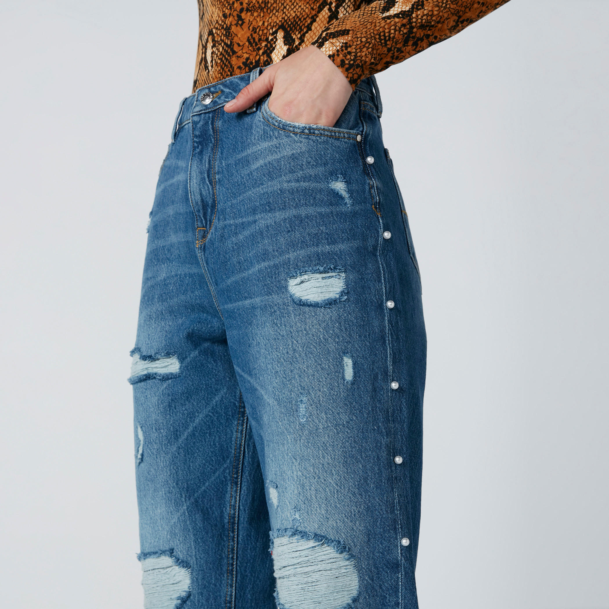 بنطلون جينز ممزّق مام فيت بجيوب وتفاصيل لؤلؤ-women-clothing-bottoms-jeans-image-1