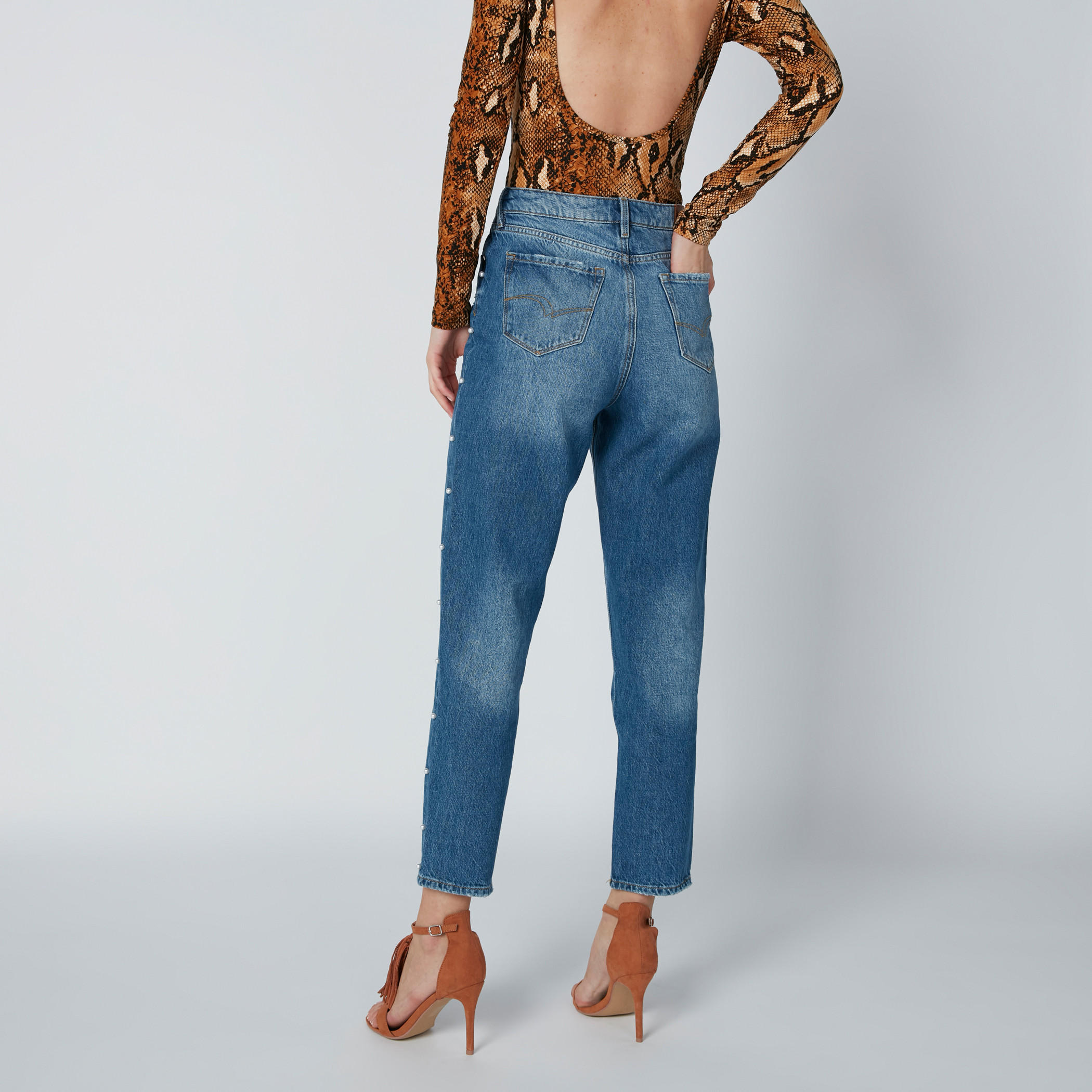 بنطلون جينز ممزّق مام فيت بجيوب وتفاصيل لؤلؤ-women-clothing-bottoms-jeans-image-2
