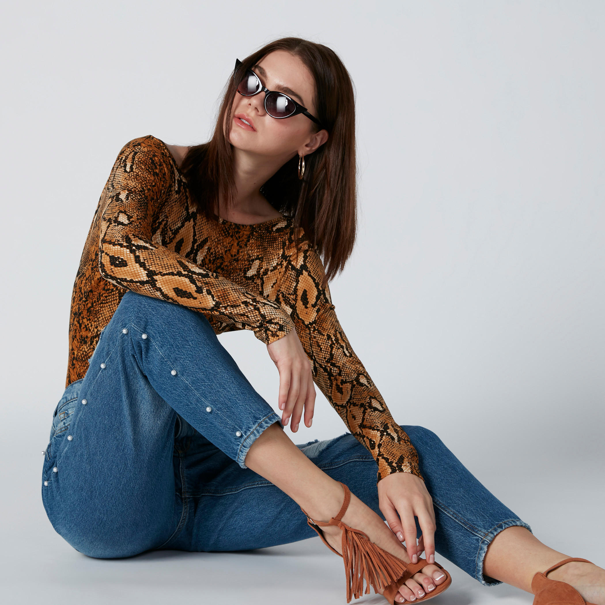 بنطلون جينز ممزّق مام فيت بجيوب وتفاصيل لؤلؤ-women-clothing-bottoms-jeans-image-3