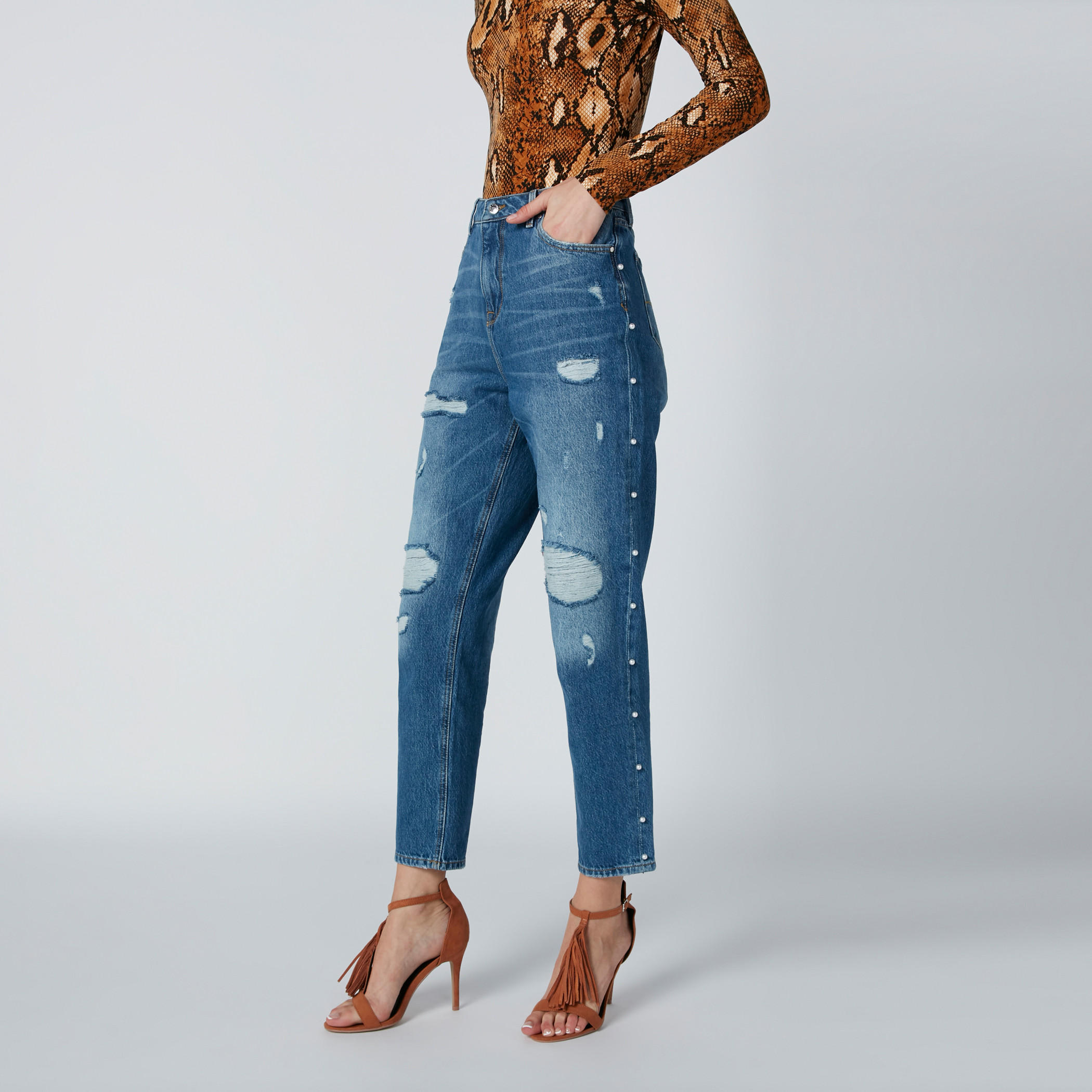 بنطلون جينز ممزّق مام فيت بجيوب وتفاصيل لؤلؤ-women-clothing-bottoms-jeans-image-4