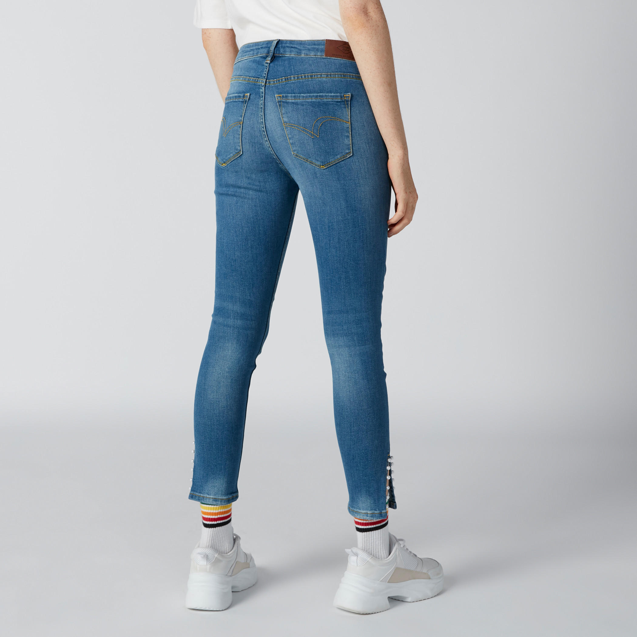 بنطلون جينز ممزّق وتفاصيل لؤلؤ وسحّاب-women-clothing-bottoms-jeans-image-2