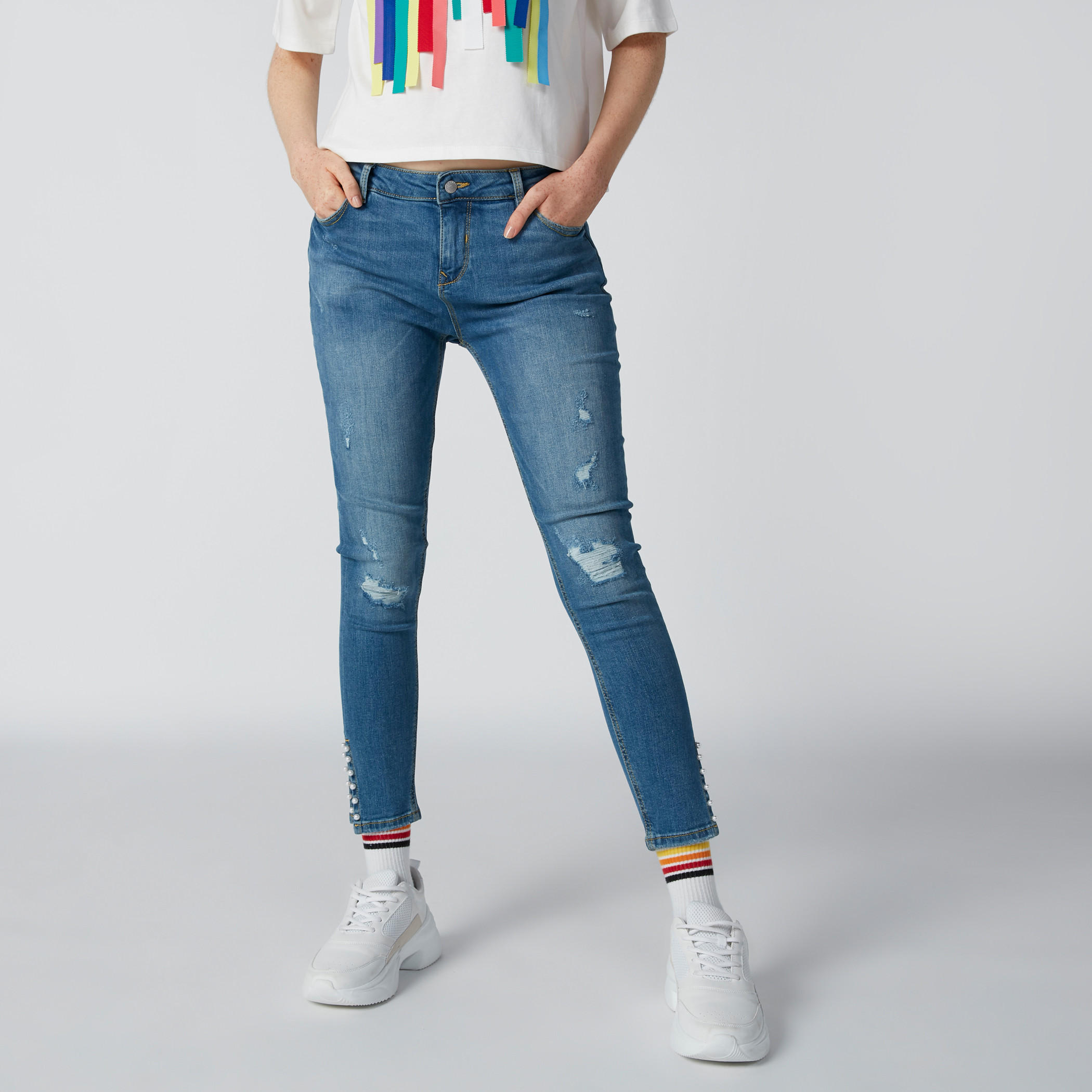 بنطلون جينز ممزّق وتفاصيل لؤلؤ وسحّاب-women-clothing-bottoms-jeans-image-3