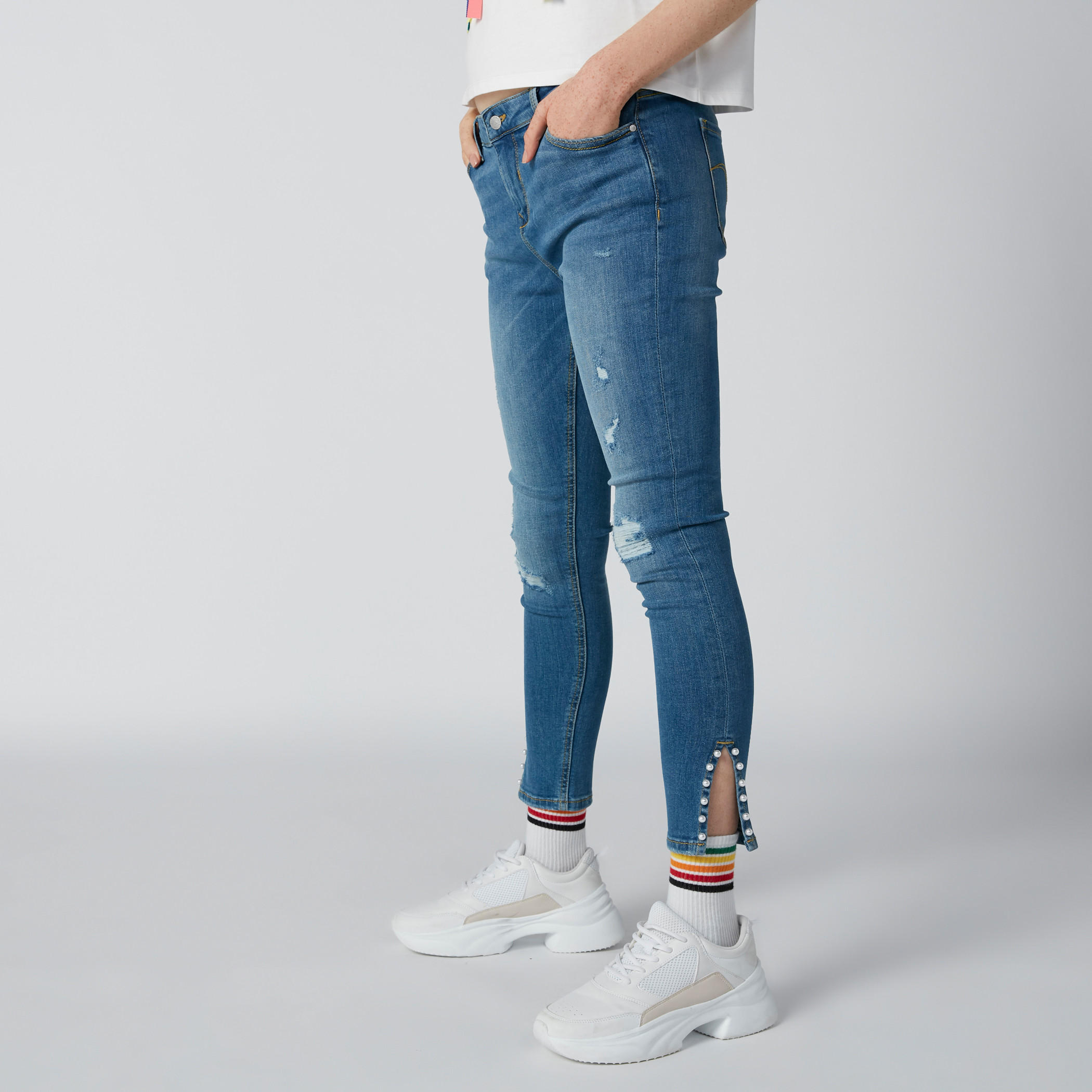 بنطلون جينز ممزّق وتفاصيل لؤلؤ وسحّاب-women-clothing-bottoms-jeans-image-4