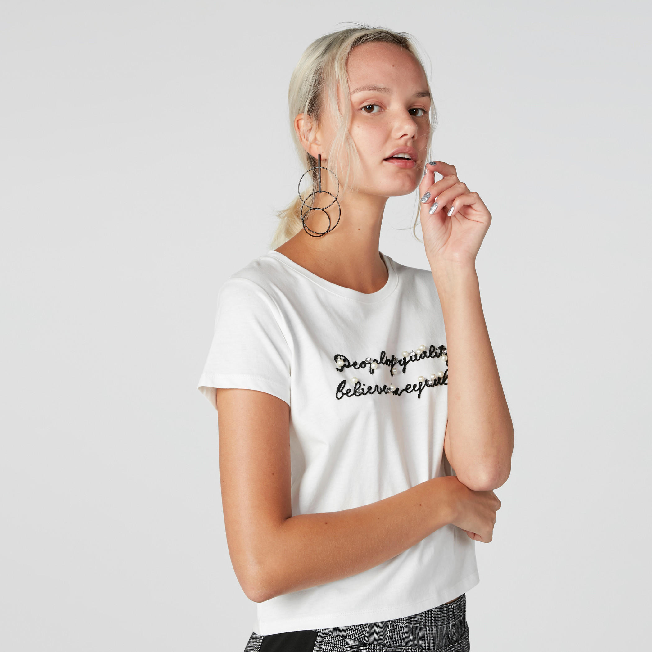 تيشيرت فضفاض بأكمام قصيرة وتزيينات وتطريز-women-clothing-tshirts-image-4