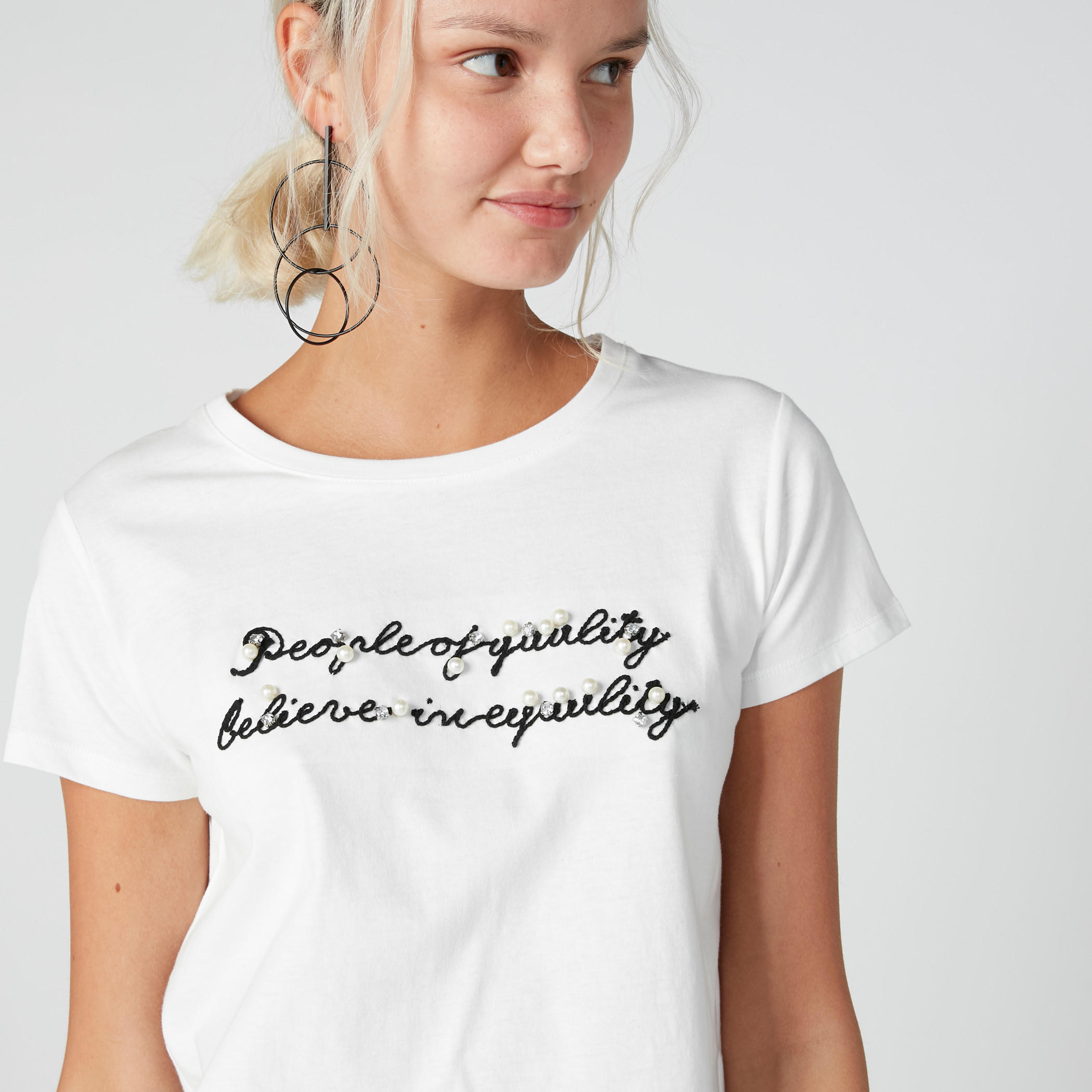 تيشيرت فضفاض بأكمام قصيرة وتزيينات وتطريز-women-clothing-tshirts-image-3