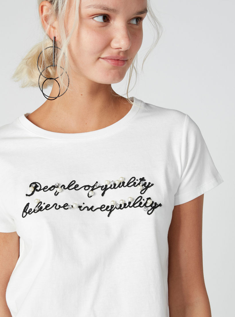 تيشيرت فضفاض بأكمام قصيرة وتزيينات وتطريز-women-clothing-tshirts-image-3