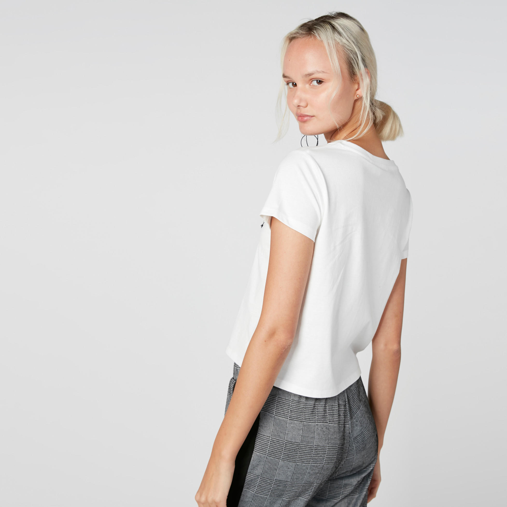 تيشيرت فضفاض بأكمام قصيرة وتزيينات وتطريز-women-clothing-tshirts-image-2