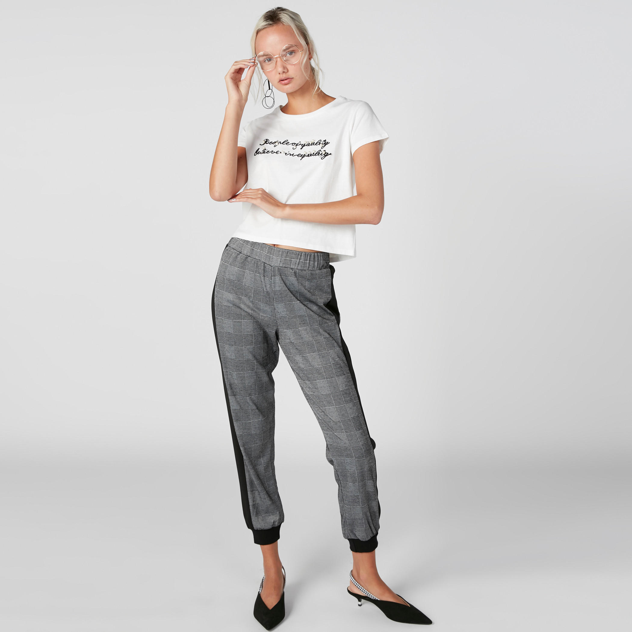 تيشيرت فضفاض بأكمام قصيرة وتزيينات وتطريز-women-clothing-tshirts-image-1