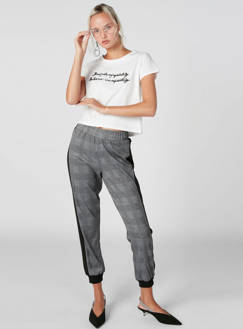 تيشيرت فضفاض بأكمام قصيرة وتزيينات وتطريز-women-clothing-tshirts-image-1