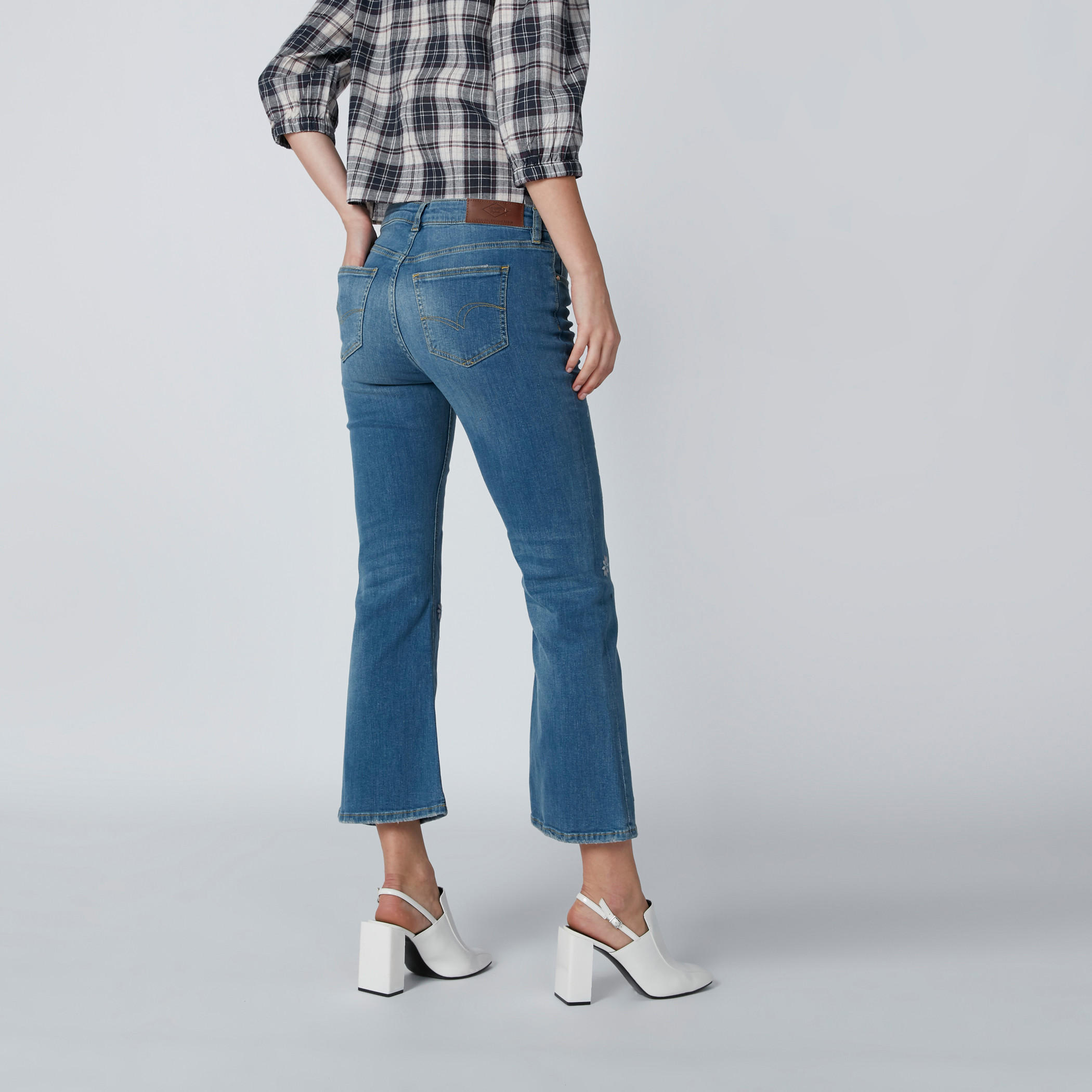 جينز بتطريز وجيوب-women-clothing-bottoms-jeans-image-2