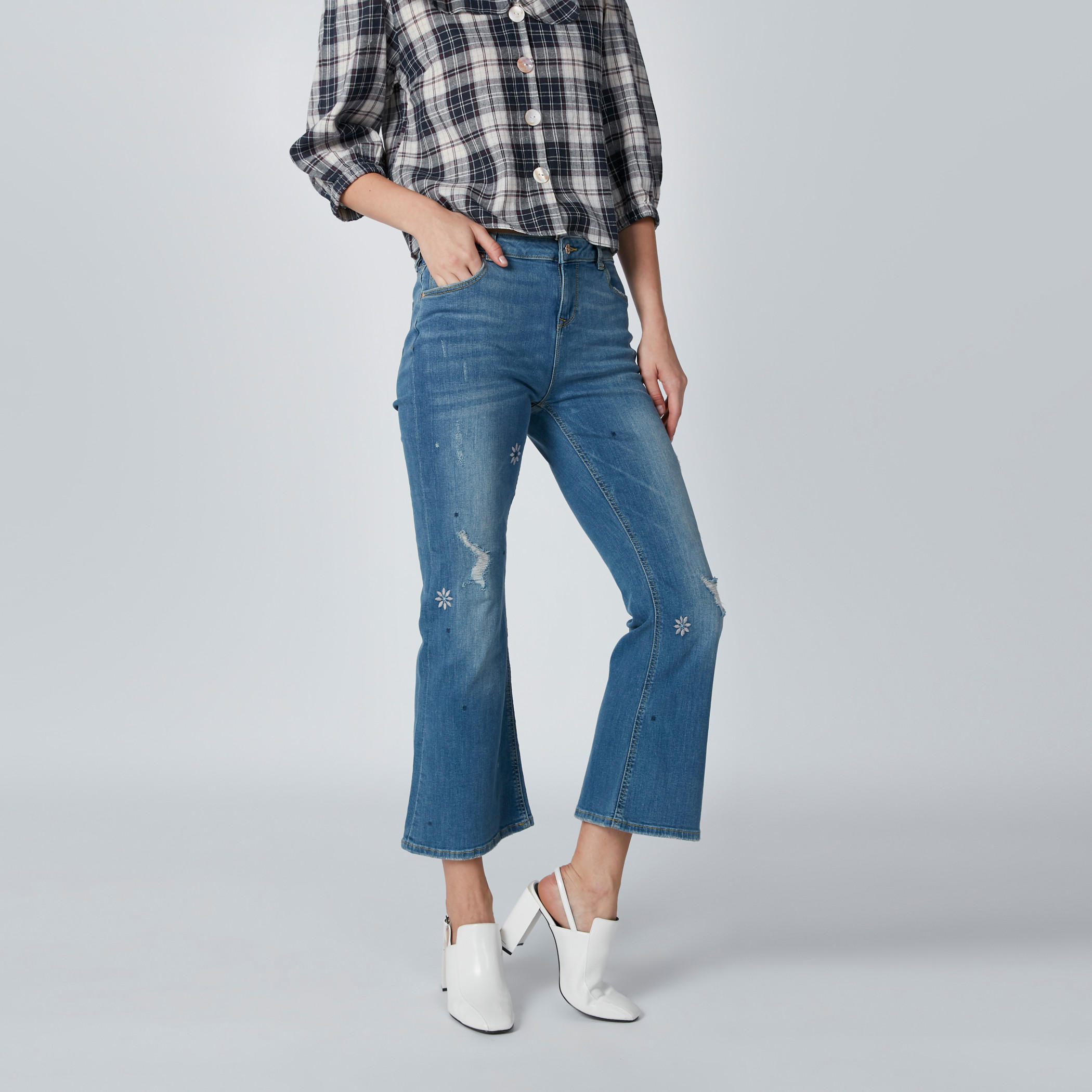 جينز بتطريز وجيوب-women-clothing-bottoms-jeans-image-3
