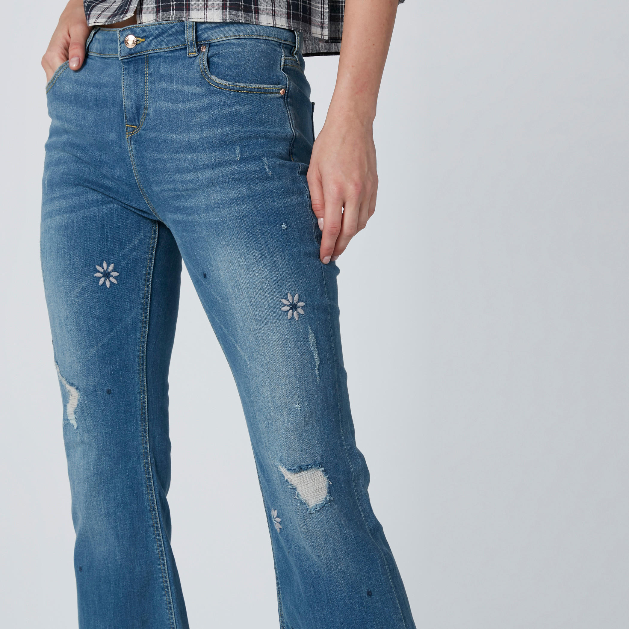 جينز بتطريز وجيوب-women-clothing-bottoms-jeans-image-4