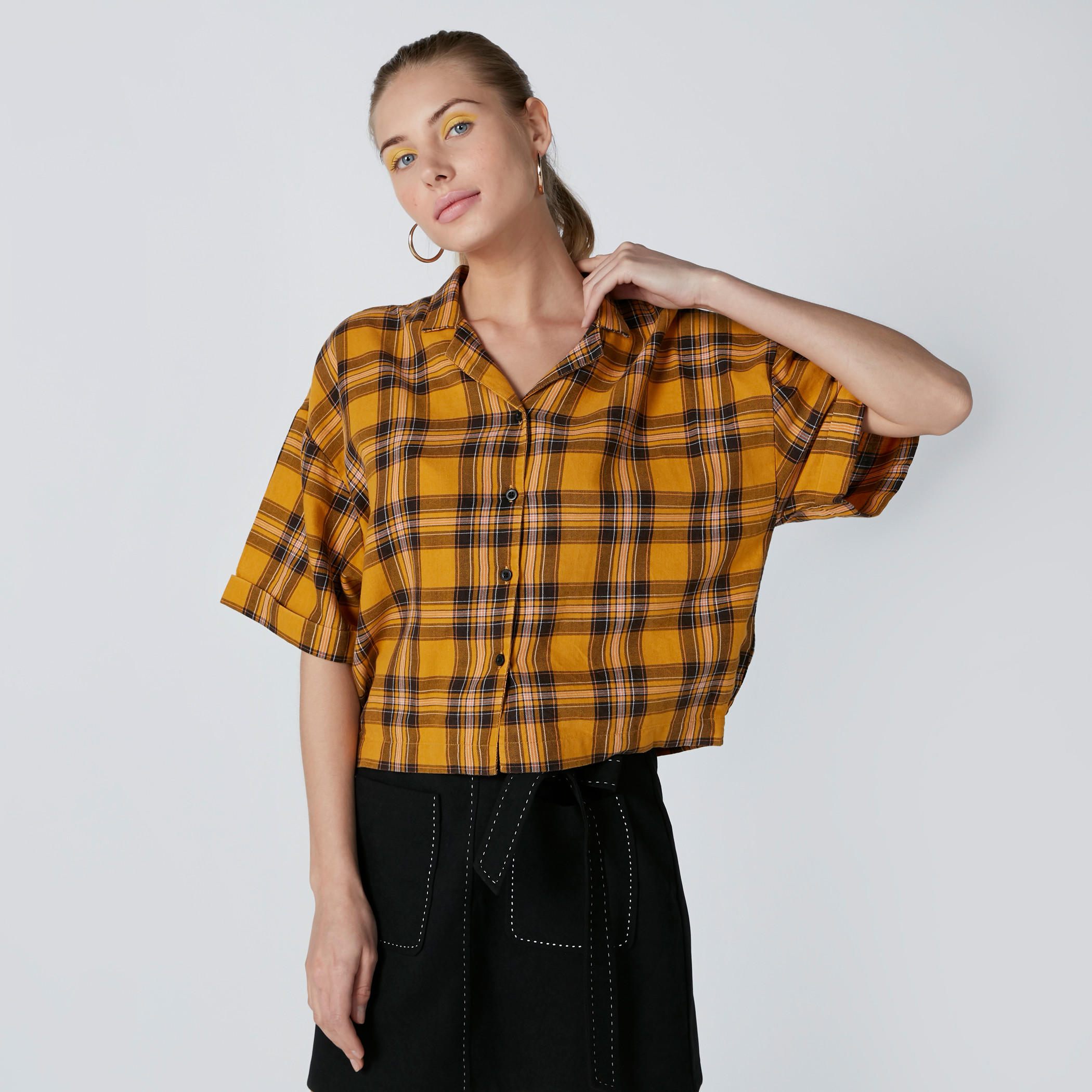 قميص كاروهات بأكمام قصيرة وأزرار-women-clothing-shirtsandblouses-shirts-image-5