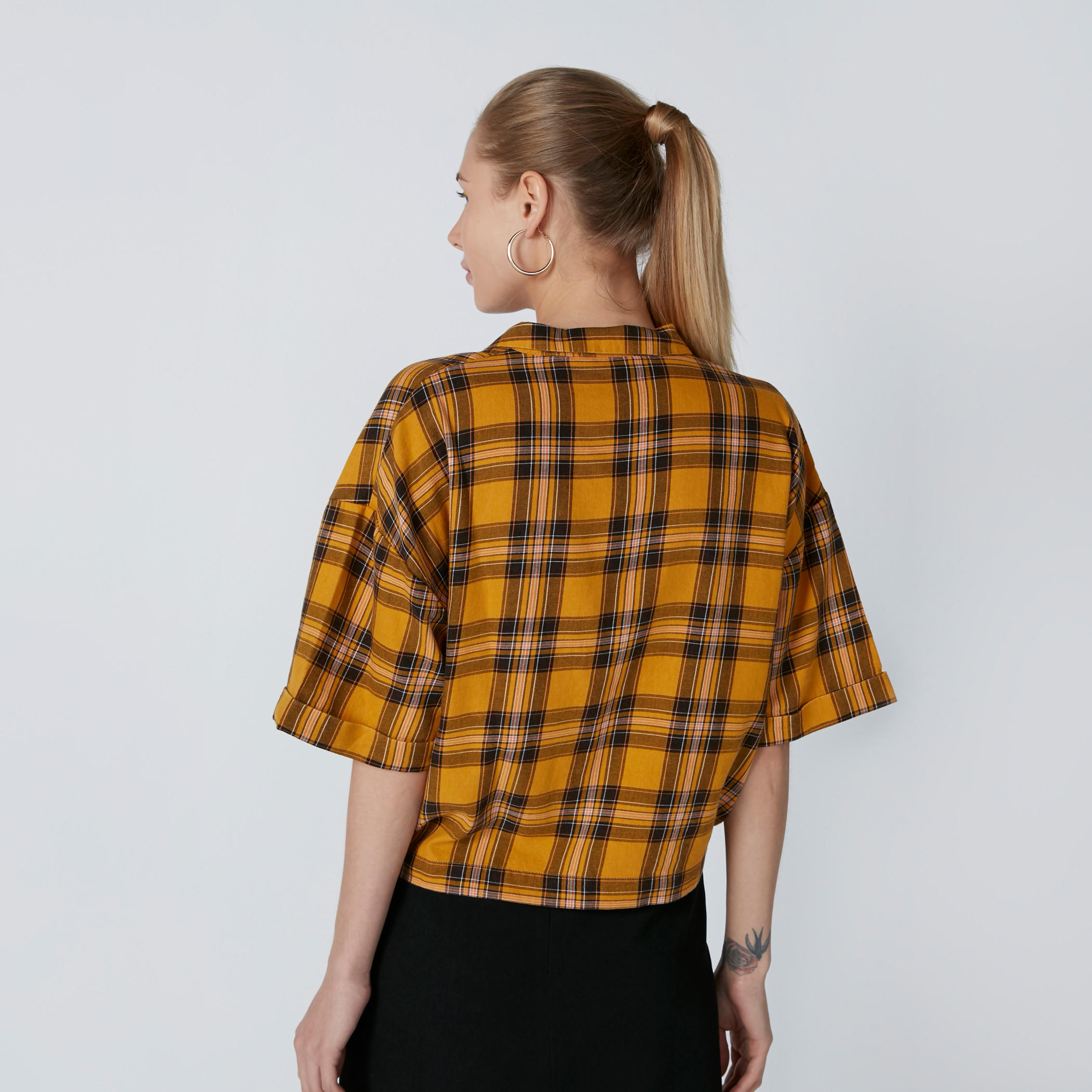 قميص كاروهات بأكمام قصيرة وأزرار-women-clothing-shirtsandblouses-shirts-image-4