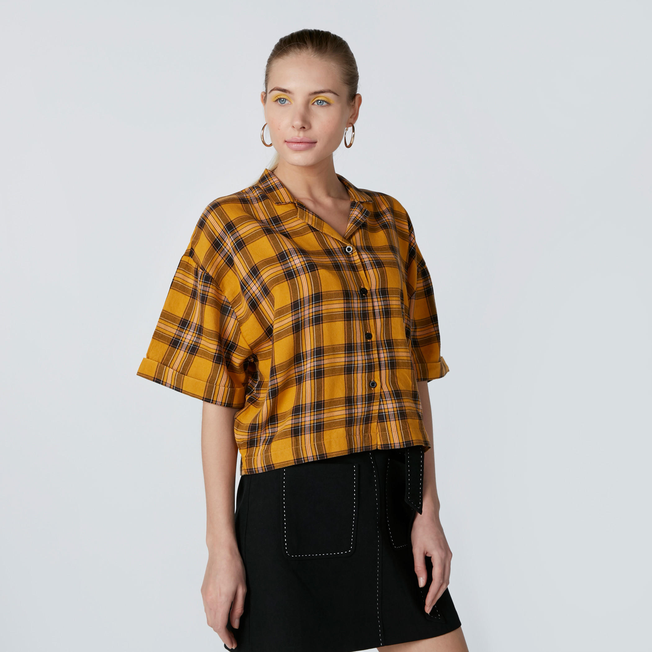 قميص كاروهات بأكمام قصيرة وأزرار-women-clothing-shirtsandblouses-shirts-image-3
