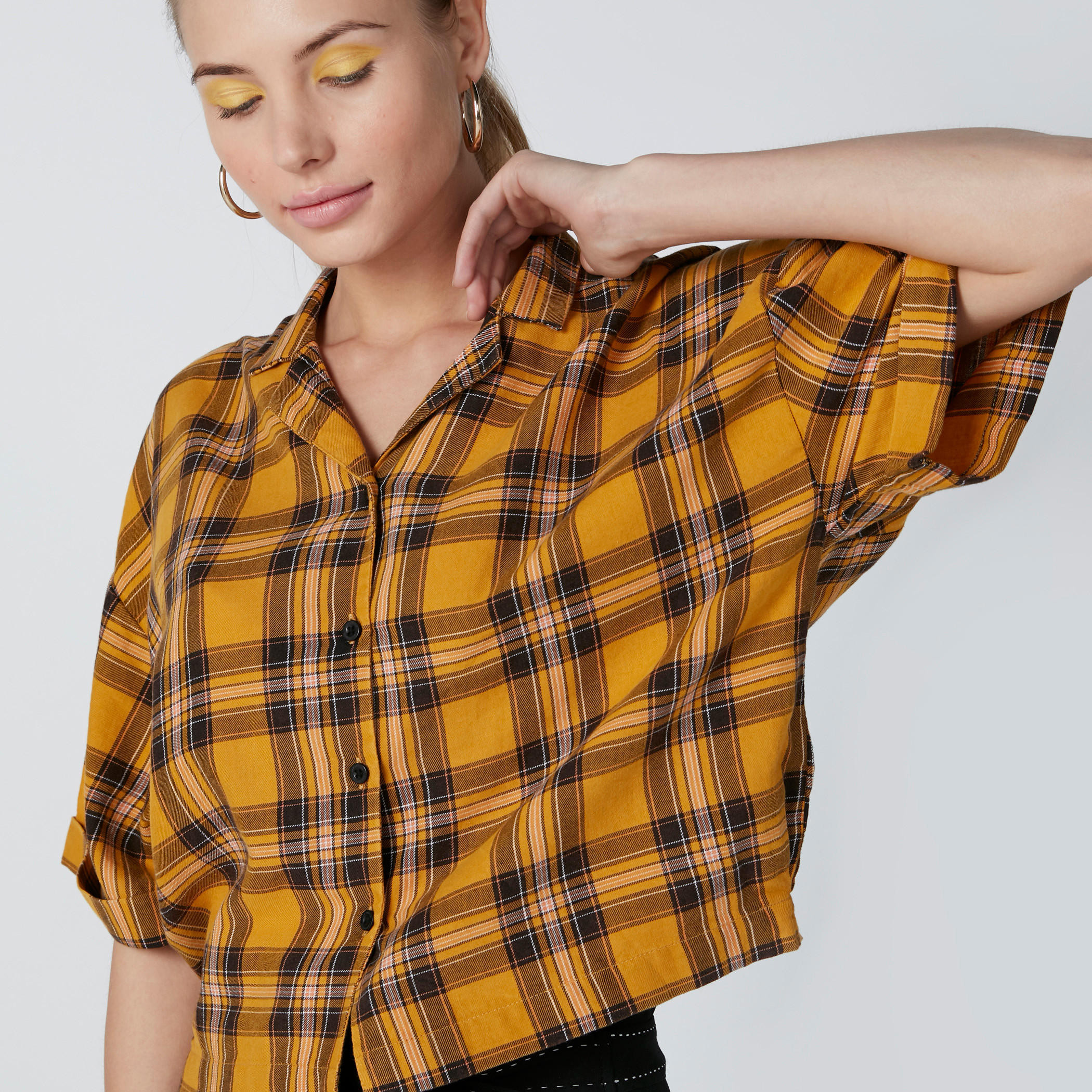 قميص كاروهات بأكمام قصيرة وأزرار-women-clothing-shirtsandblouses-shirts-image-2