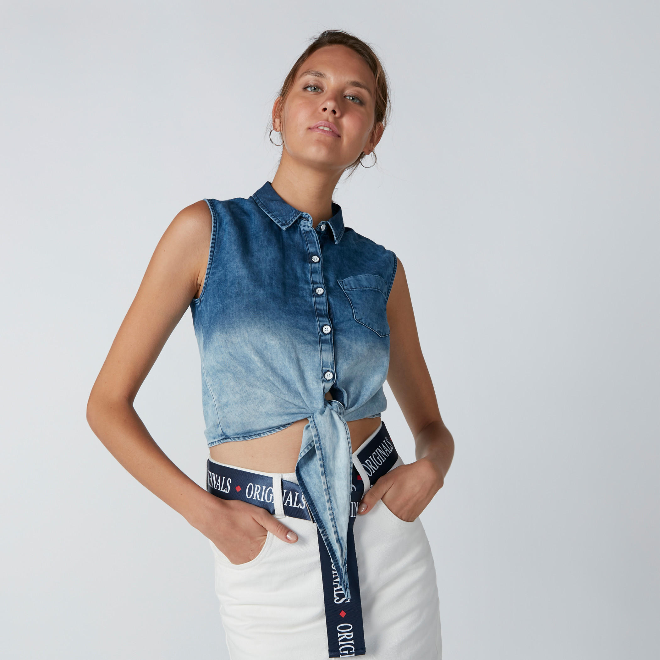 بلوزة قصيرة دون أكمام بياقة عادية وتفاصيل معقودة-women-clothing-shirtsandblouses-blouses-image-1