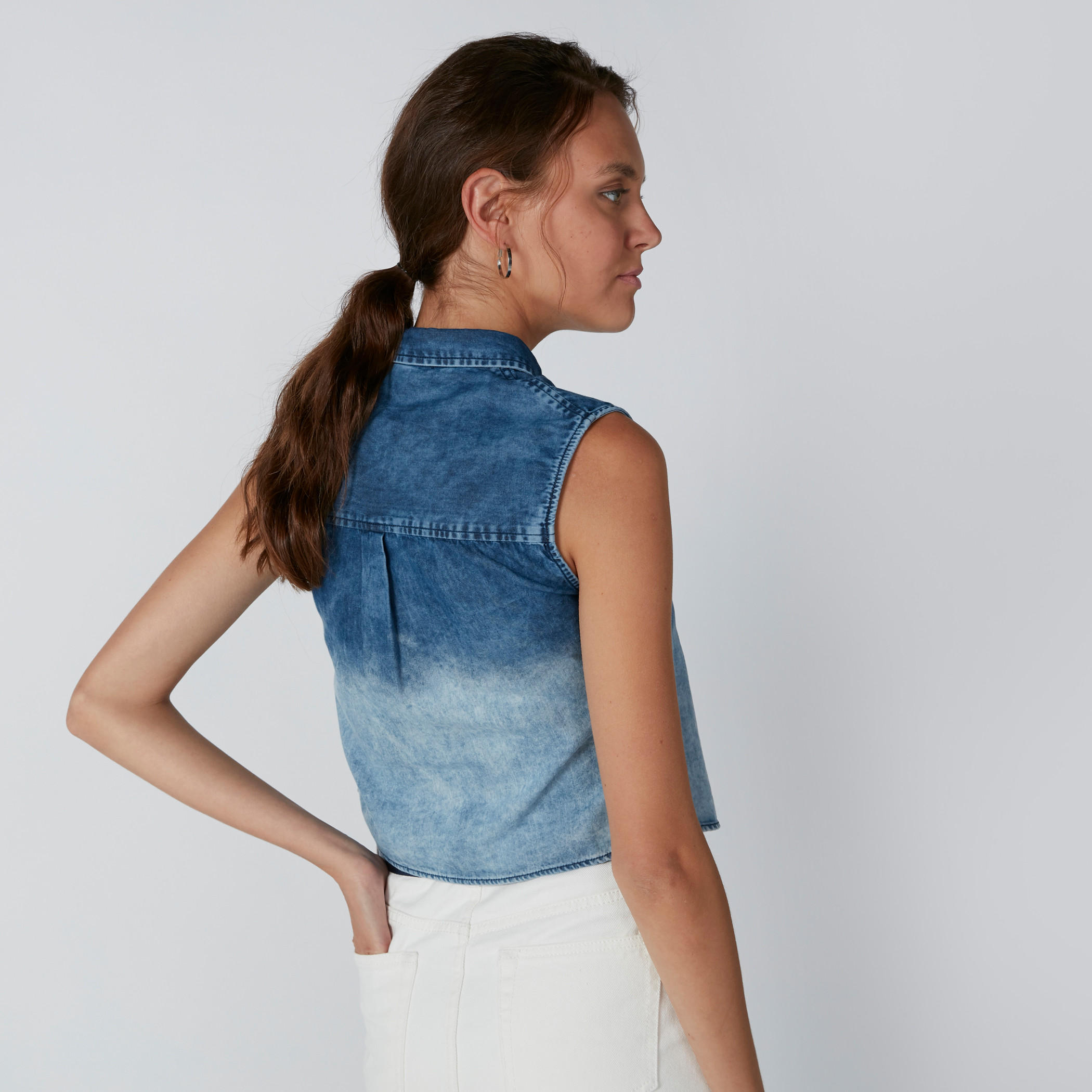 بلوزة قصيرة دون أكمام بياقة عادية وتفاصيل معقودة-women-clothing-shirtsandblouses-blouses-image-2