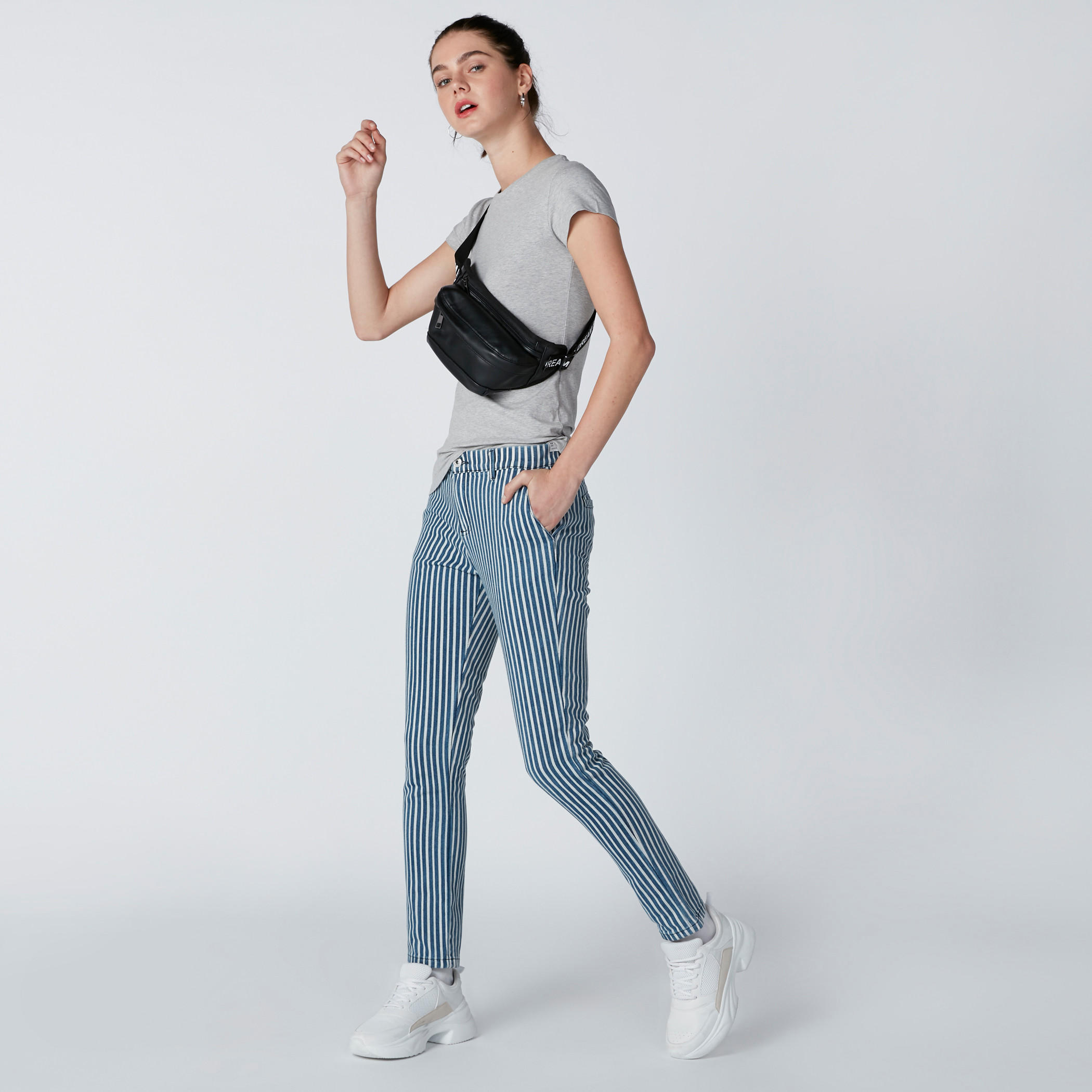 جينز مخطّط بقصّة سكيني وخصر مرتفع وتفاصيل جيوب-women-clothing-bottoms-jeans-image-1
