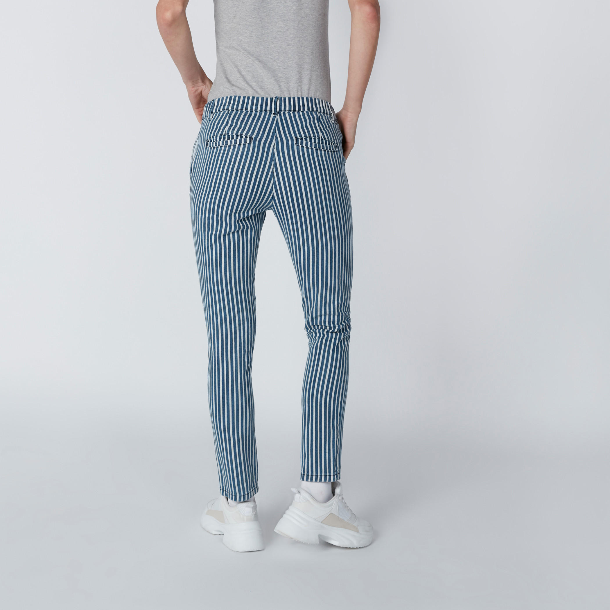 جينز مخطّط بقصّة سكيني وخصر مرتفع وتفاصيل جيوب-women-clothing-bottoms-jeans-image-2