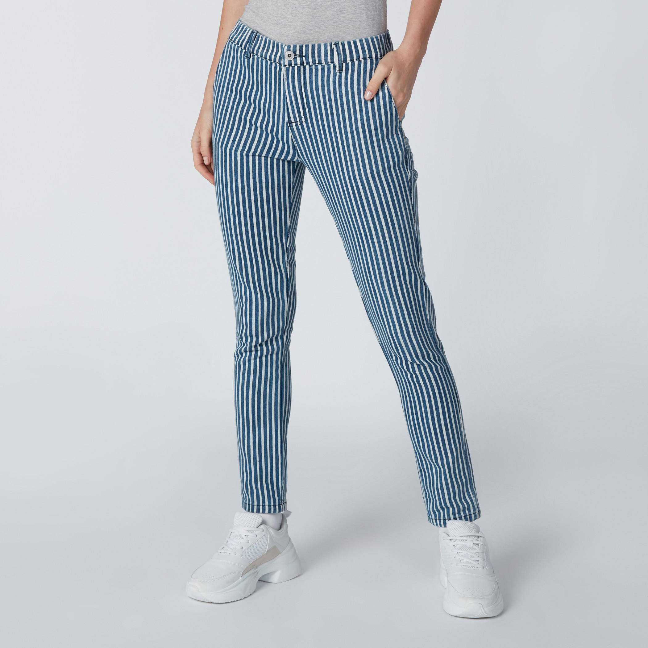 جينز مخطّط بقصّة سكيني وخصر مرتفع وتفاصيل جيوب-women-clothing-bottoms-jeans-image-3