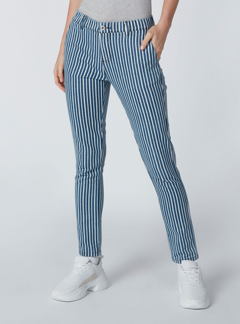 جينز مخطّط بقصّة سكيني وخصر مرتفع وتفاصيل جيوب-women-clothing-bottoms-jeans-image-3