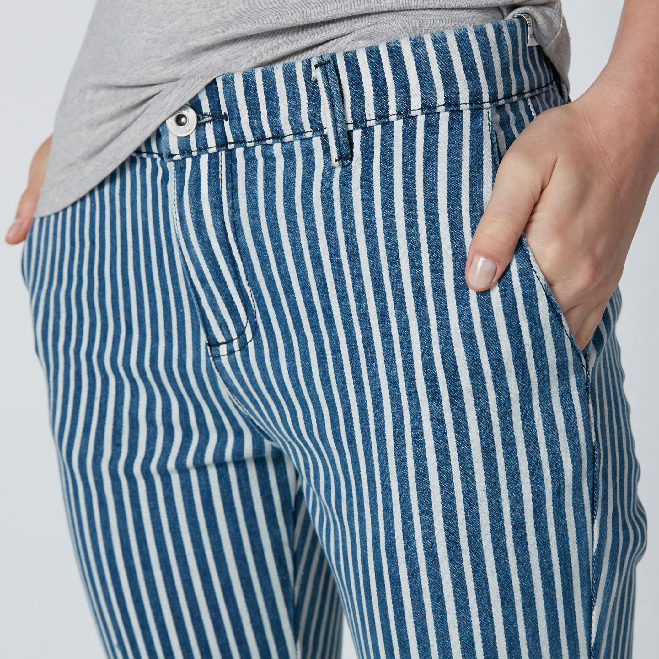 جينز مخطّط بقصّة سكيني وخصر مرتفع وتفاصيل جيوب-women-clothing-bottoms-jeans-image-4