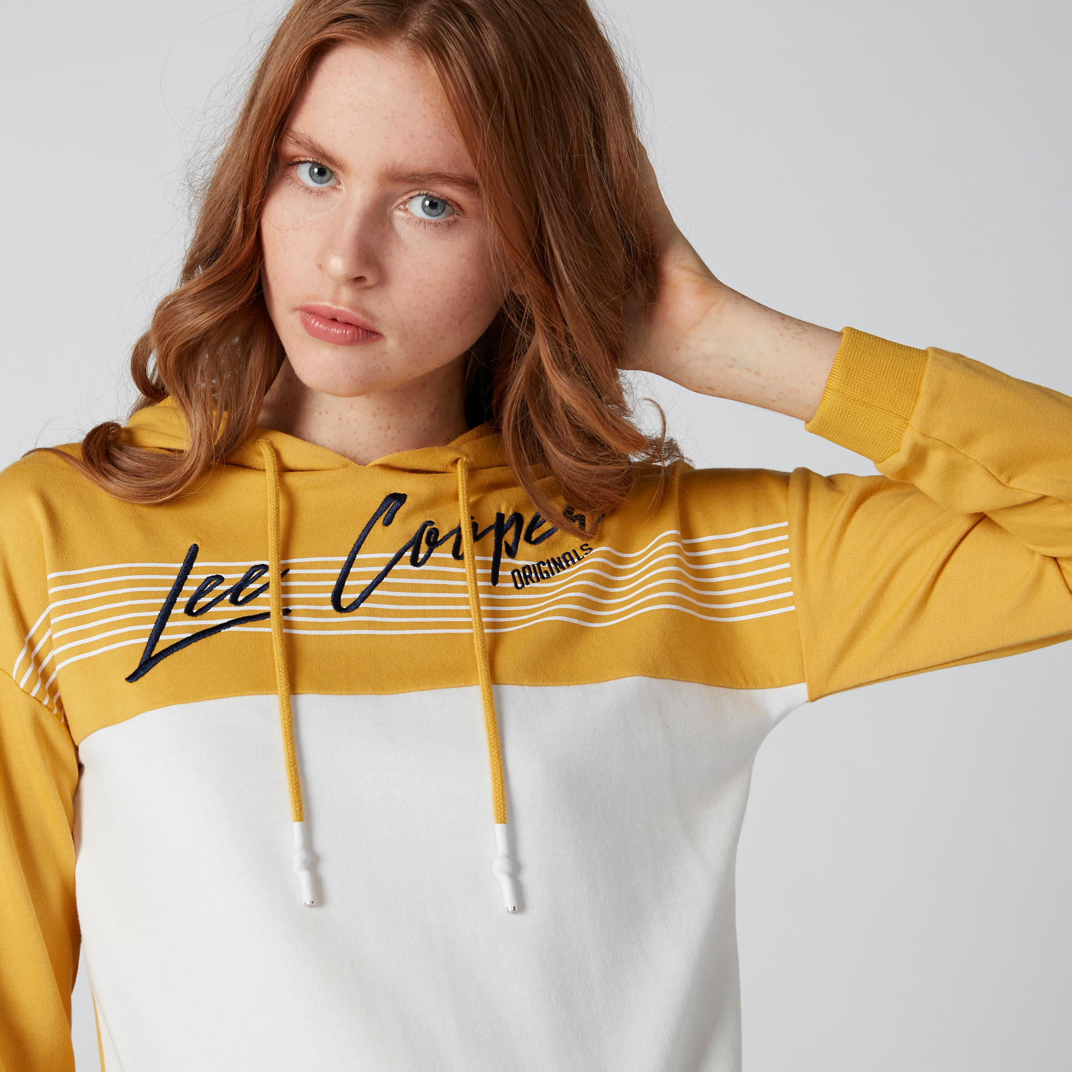 سويت شيرت قصير بقبّعة من لي كوبر-women-winterwear-hoodiesandsweatshirts-sweatshirts-image-4