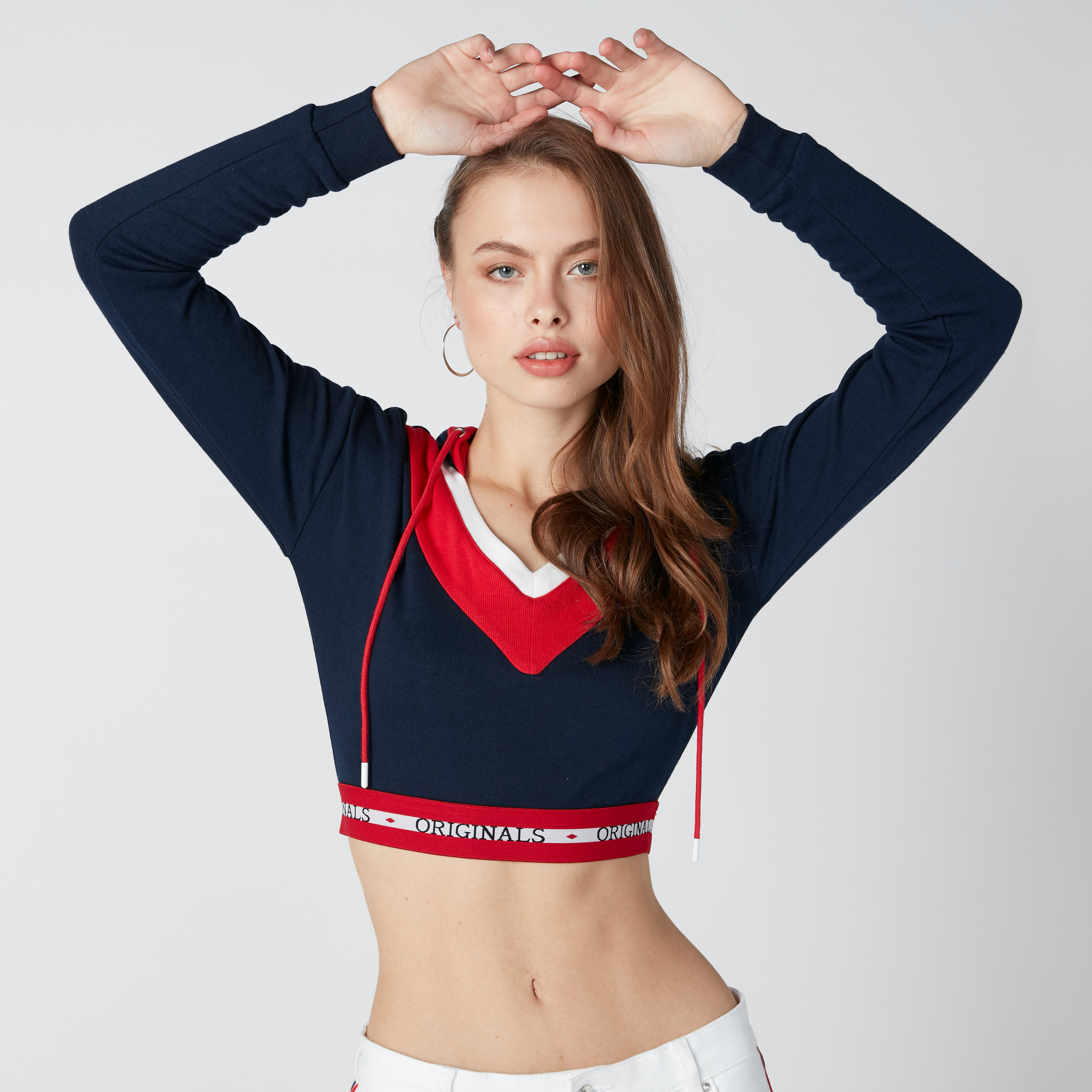 هودي قصير برباط وأكمام طويلة من لي كوبر-women-clothing-tshirts-image-1