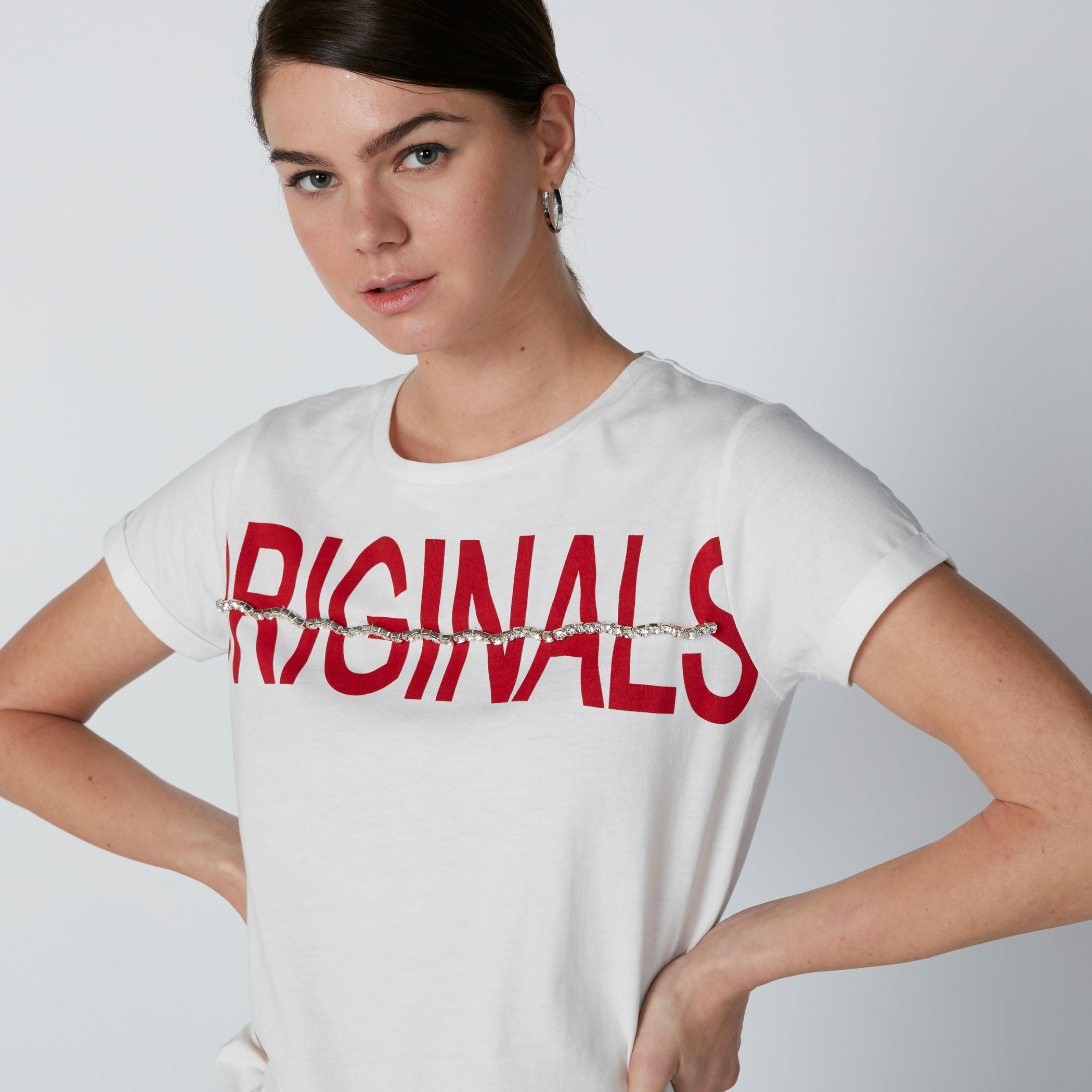 تيشيرت بياقة مستديرة وطبعات وتزيينات مرصّعة-women-clothing-tshirts-image-1