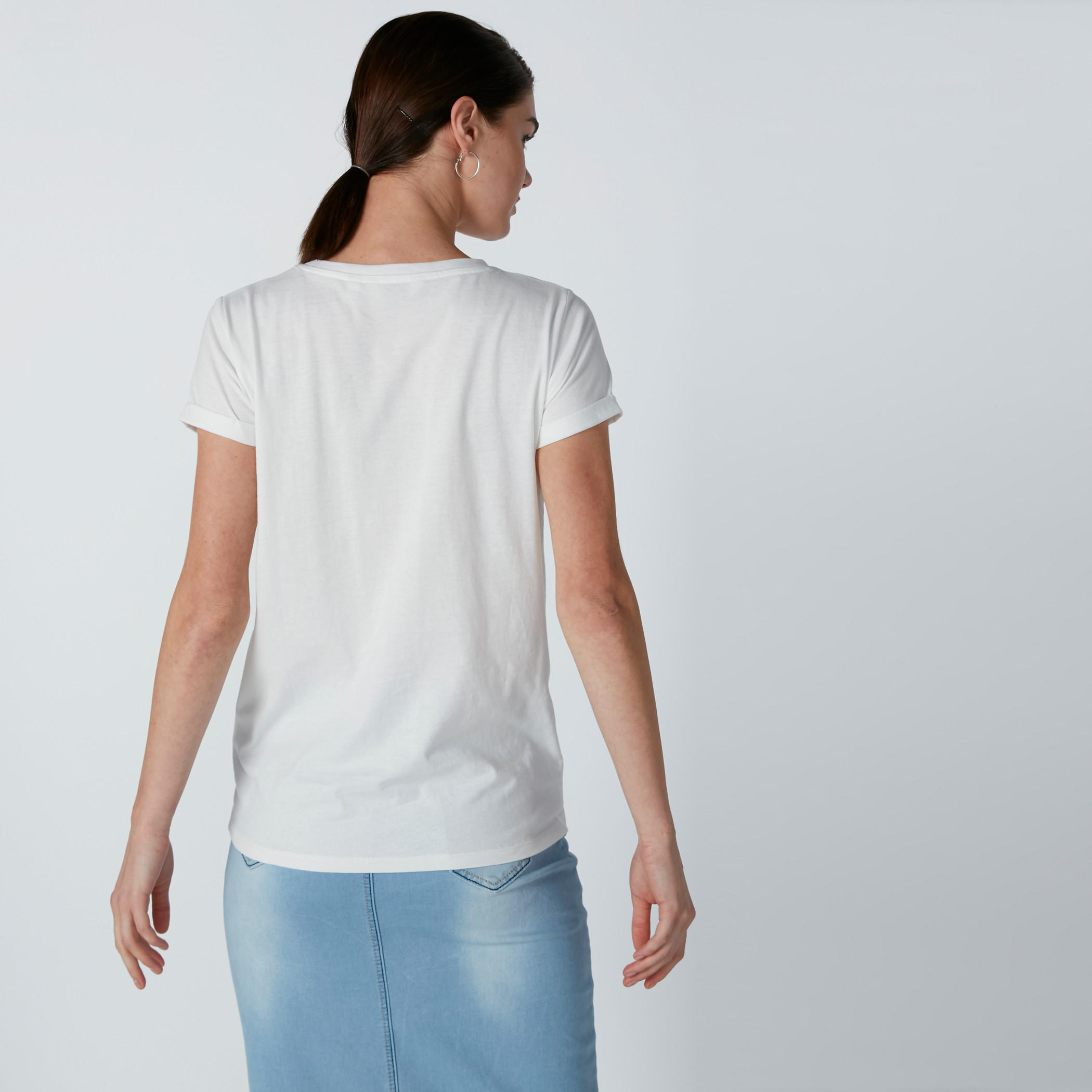 تيشيرت بياقة مستديرة وطبعات وتزيينات مرصّعة-women-clothing-tshirts-image-2
