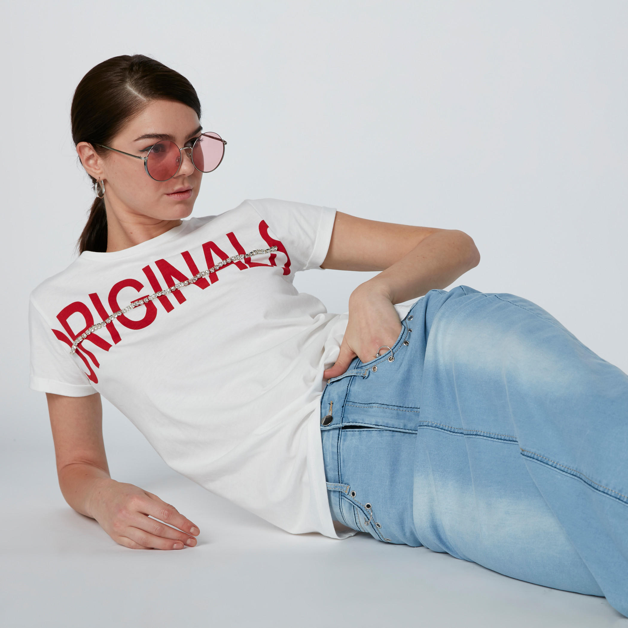 تيشيرت بياقة مستديرة وطبعات وتزيينات مرصّعة-women-clothing-tshirts-image-3