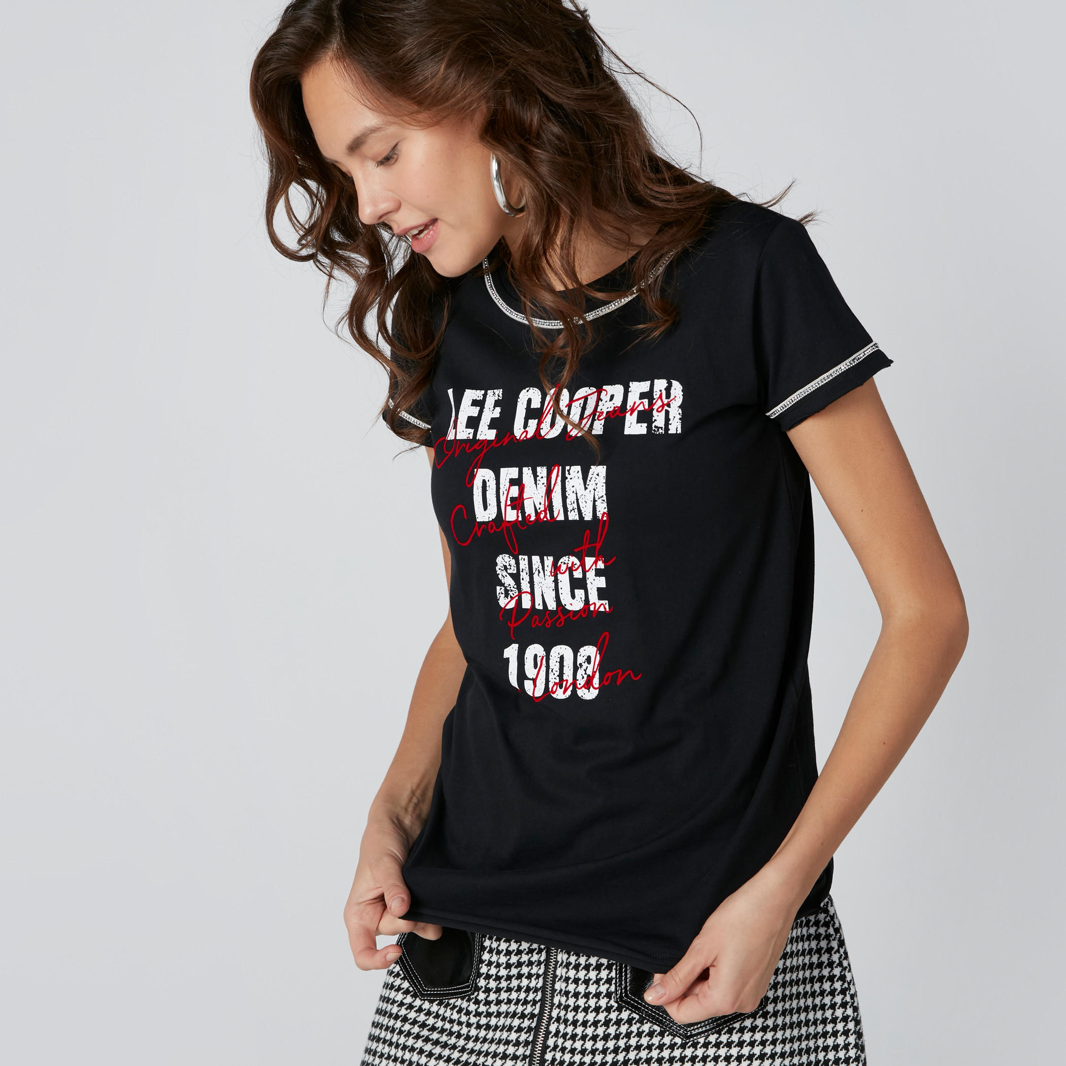 تيشيرت بياقة مستديرة وأكمام قصيرة وطبعات نصيّة-women-clothing-tshirts-image-5