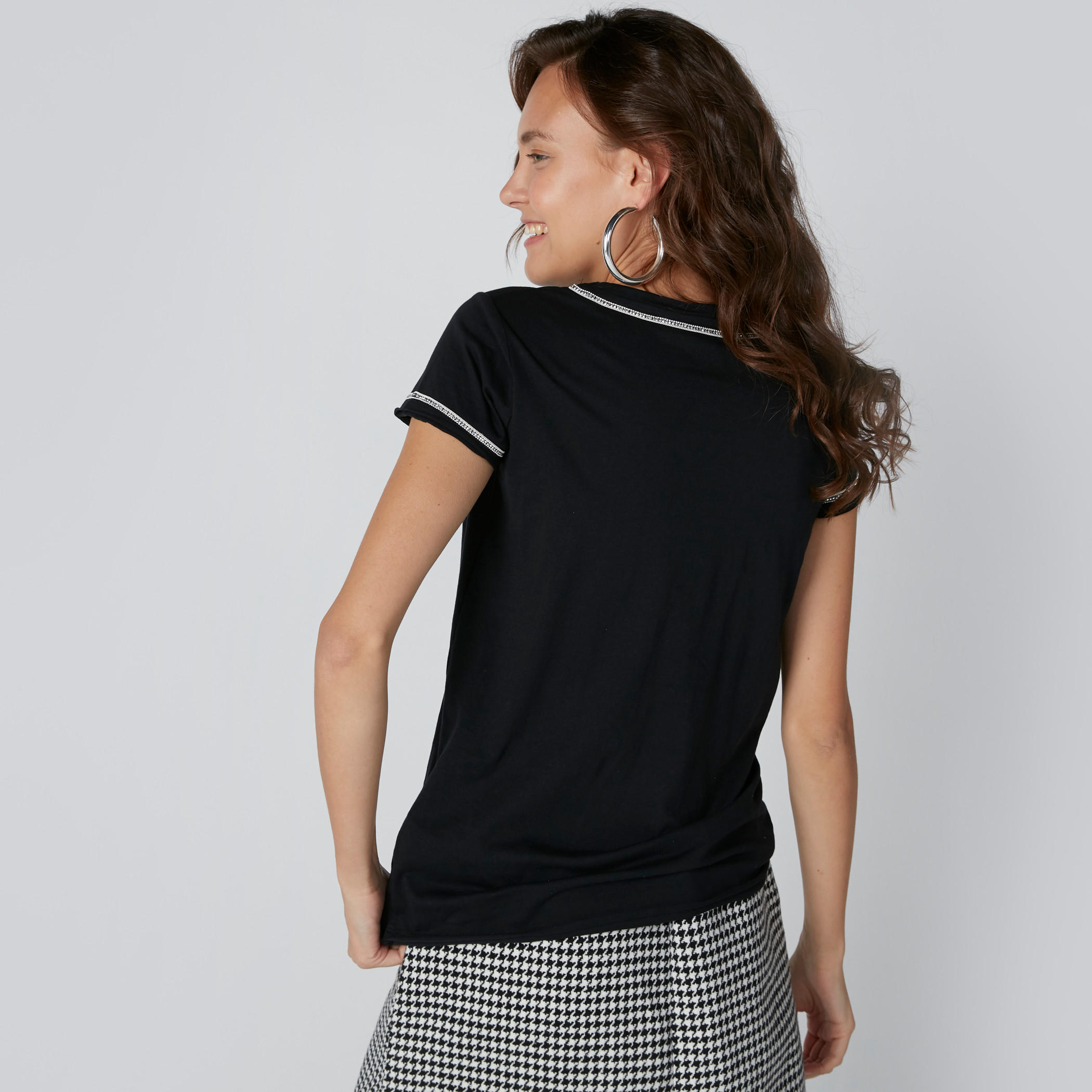 تيشيرت بياقة مستديرة وأكمام قصيرة وطبعات نصيّة-women-clothing-tshirts-image-4