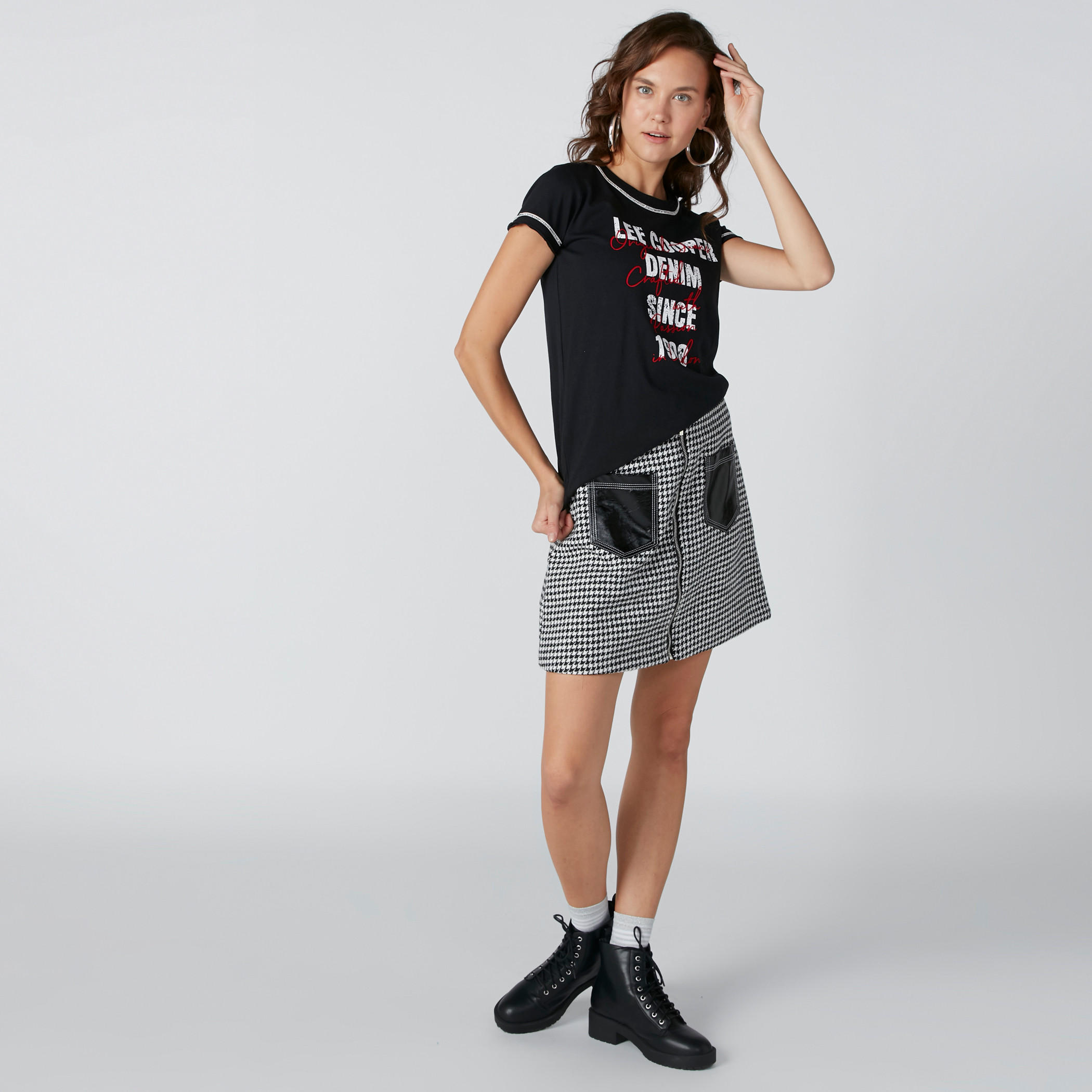 تيشيرت بياقة مستديرة وأكمام قصيرة وطبعات نصيّة-women-clothing-tshirts-image-3