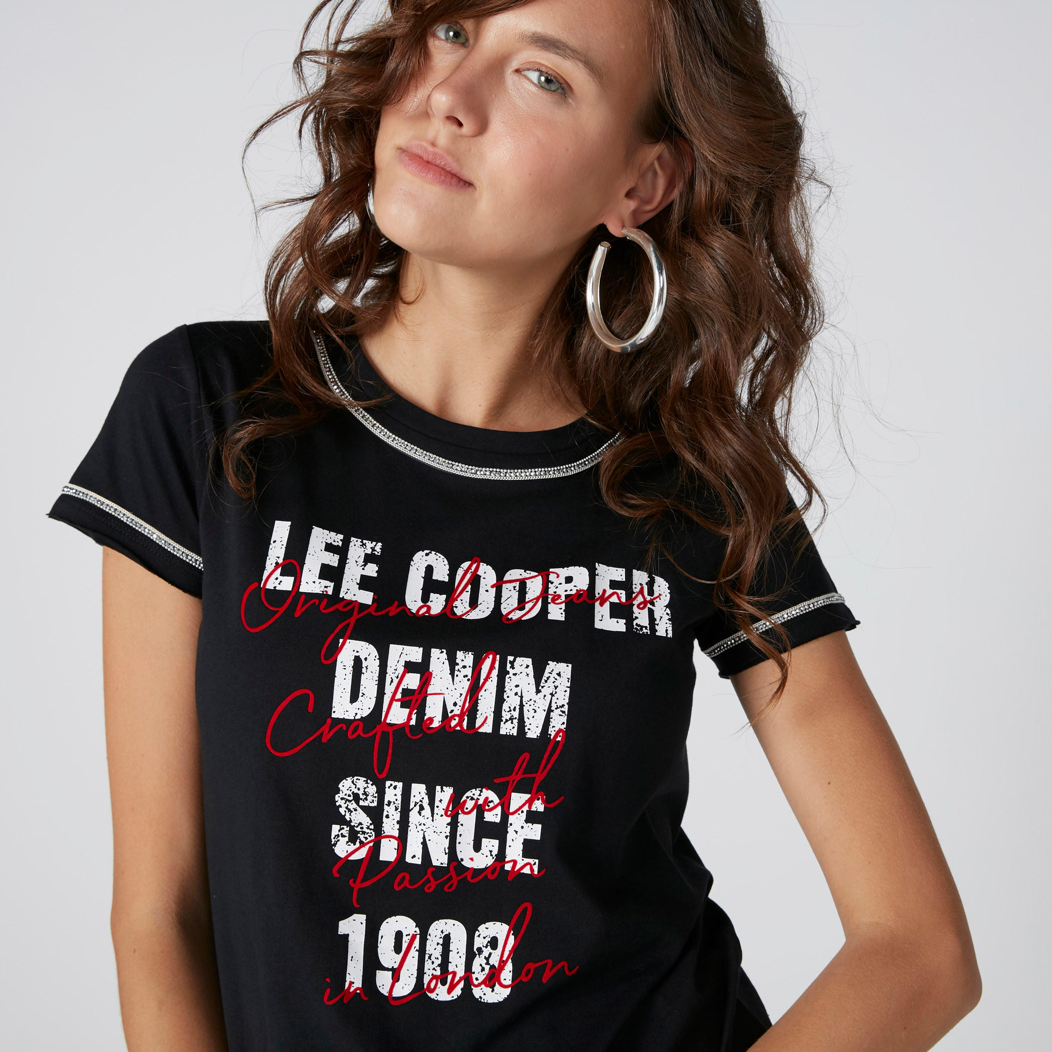 تيشيرت بياقة مستديرة وأكمام قصيرة وطبعات نصيّة-women-clothing-tshirts-image-1