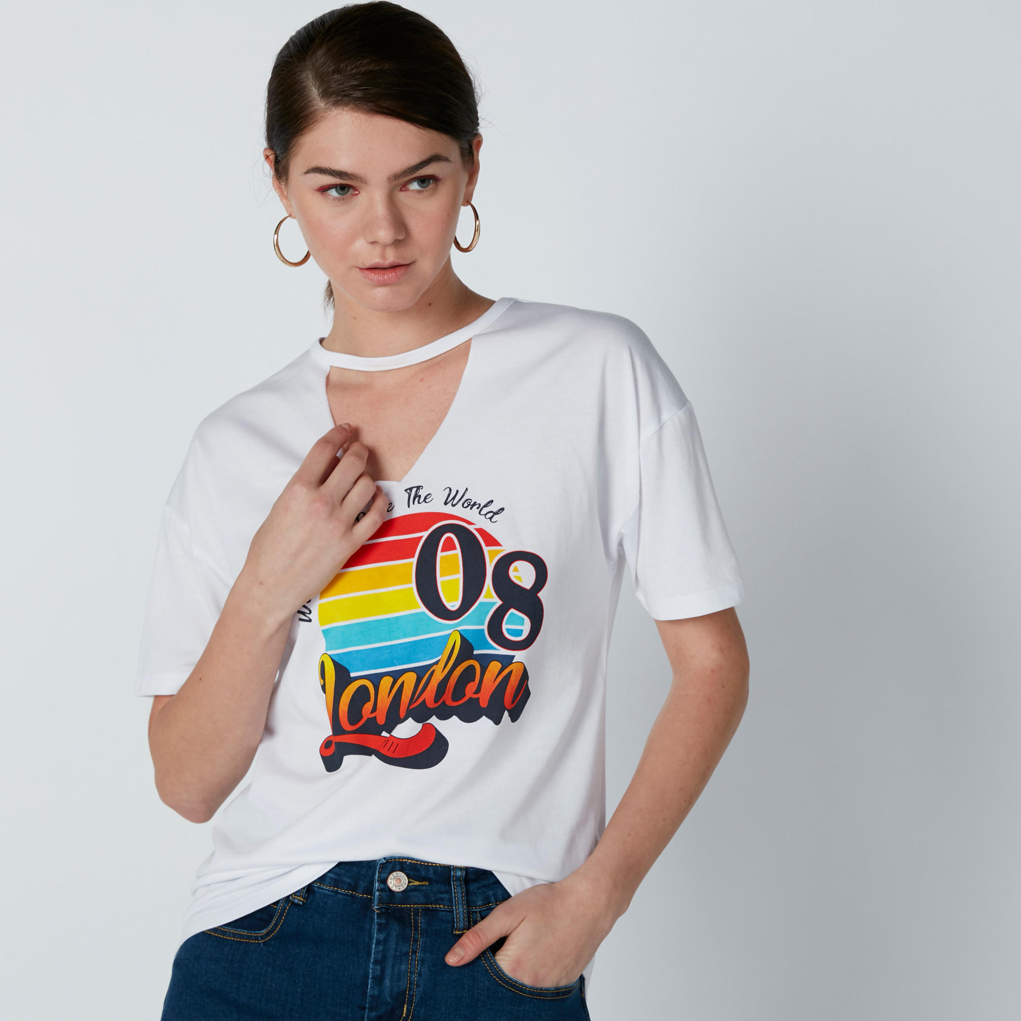 بلوزة بأكتاف منسدلة وتفاصيل مفرّغة وطبعات-women-clothing-tshirts-image-1