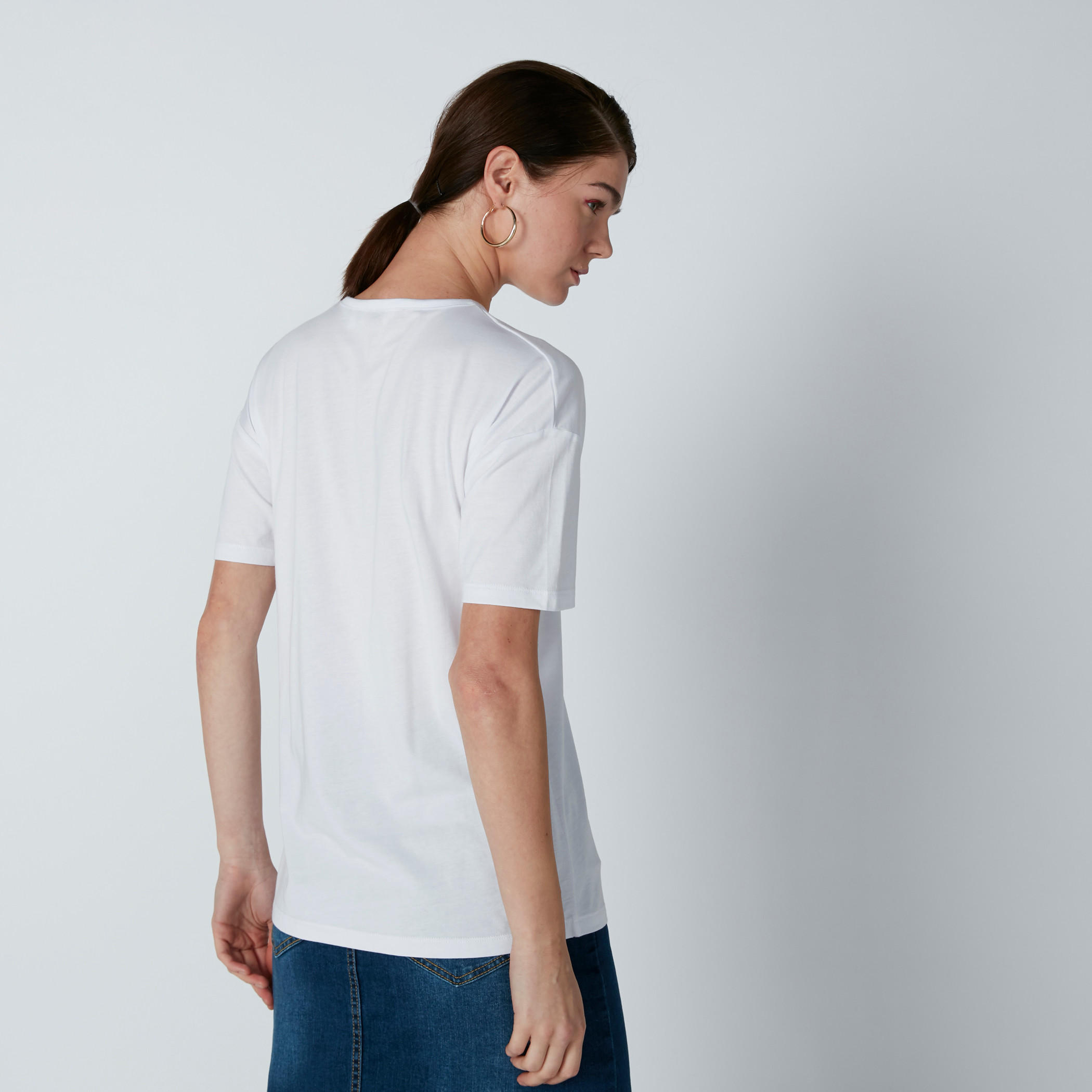 بلوزة بأكتاف منسدلة وتفاصيل مفرّغة وطبعات-women-clothing-tshirts-image-2