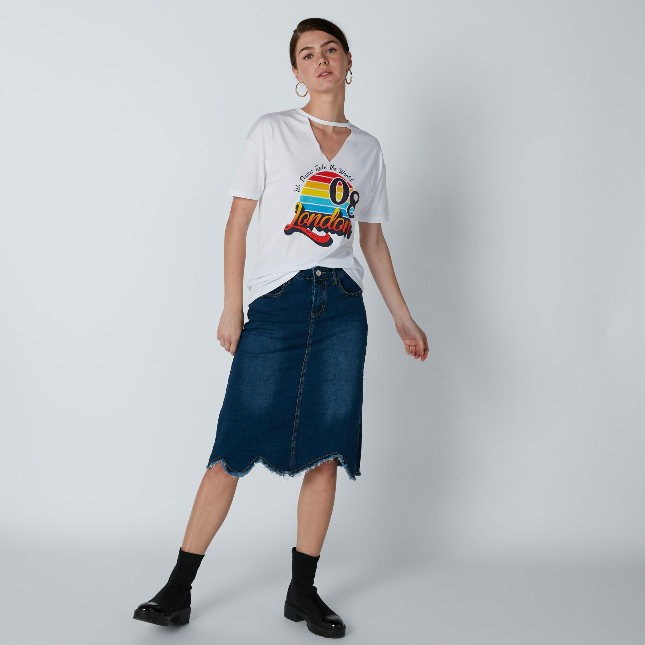 بلوزة بأكتاف منسدلة وتفاصيل مفرّغة وطبعات-women-clothing-tshirts-image-3
