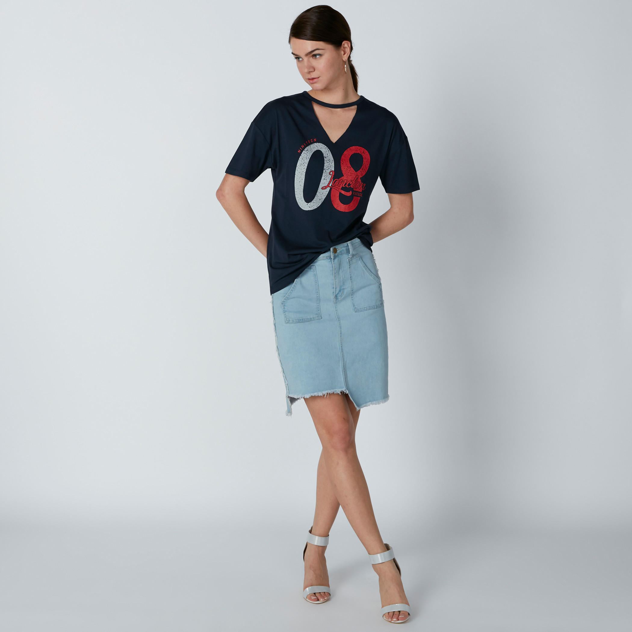 بلوزة بياقة طوق وأكمام قصيرة وطبعات-women-clothing-tshirts-image-1
