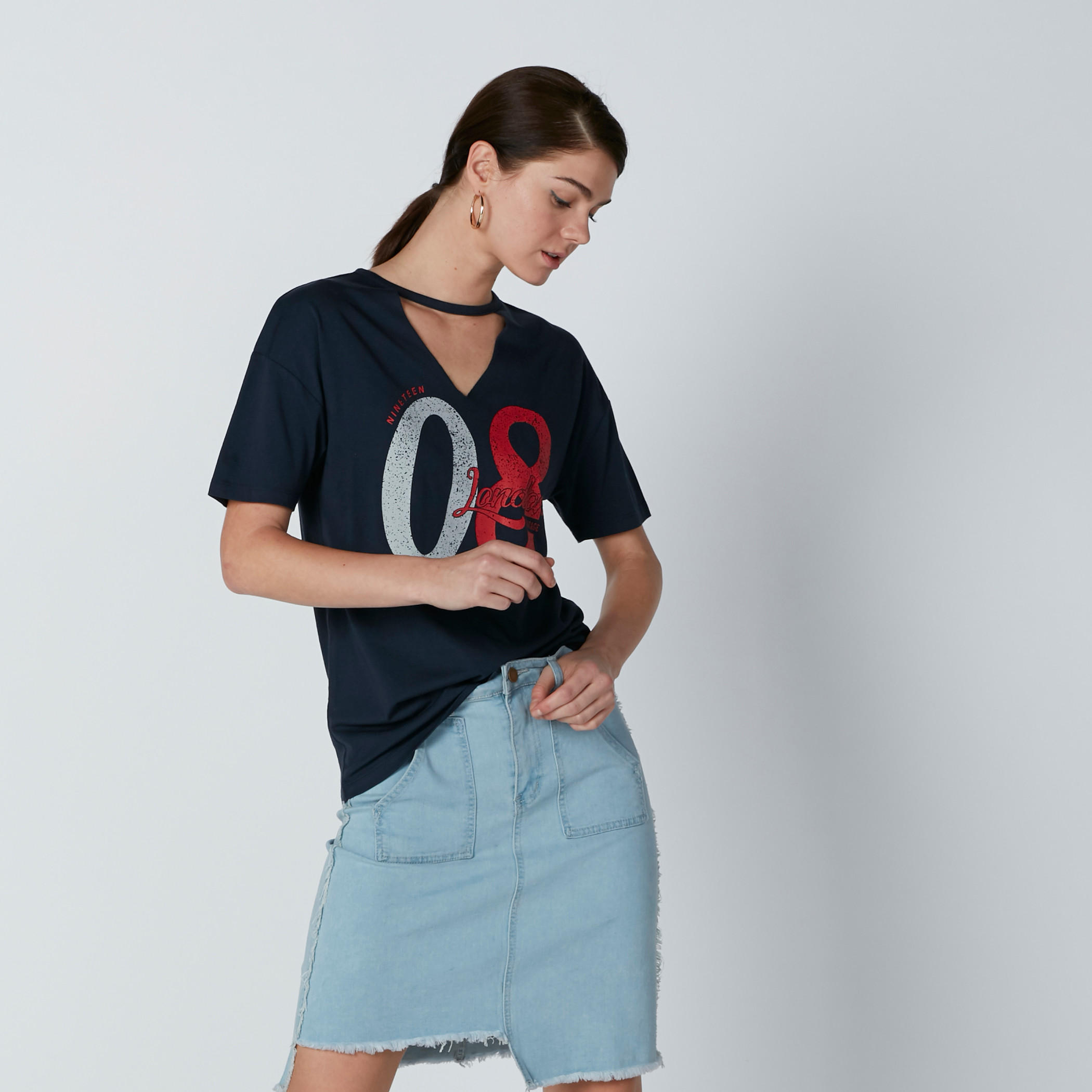 بلوزة بياقة طوق وأكمام قصيرة وطبعات-women-clothing-tshirts-image-3