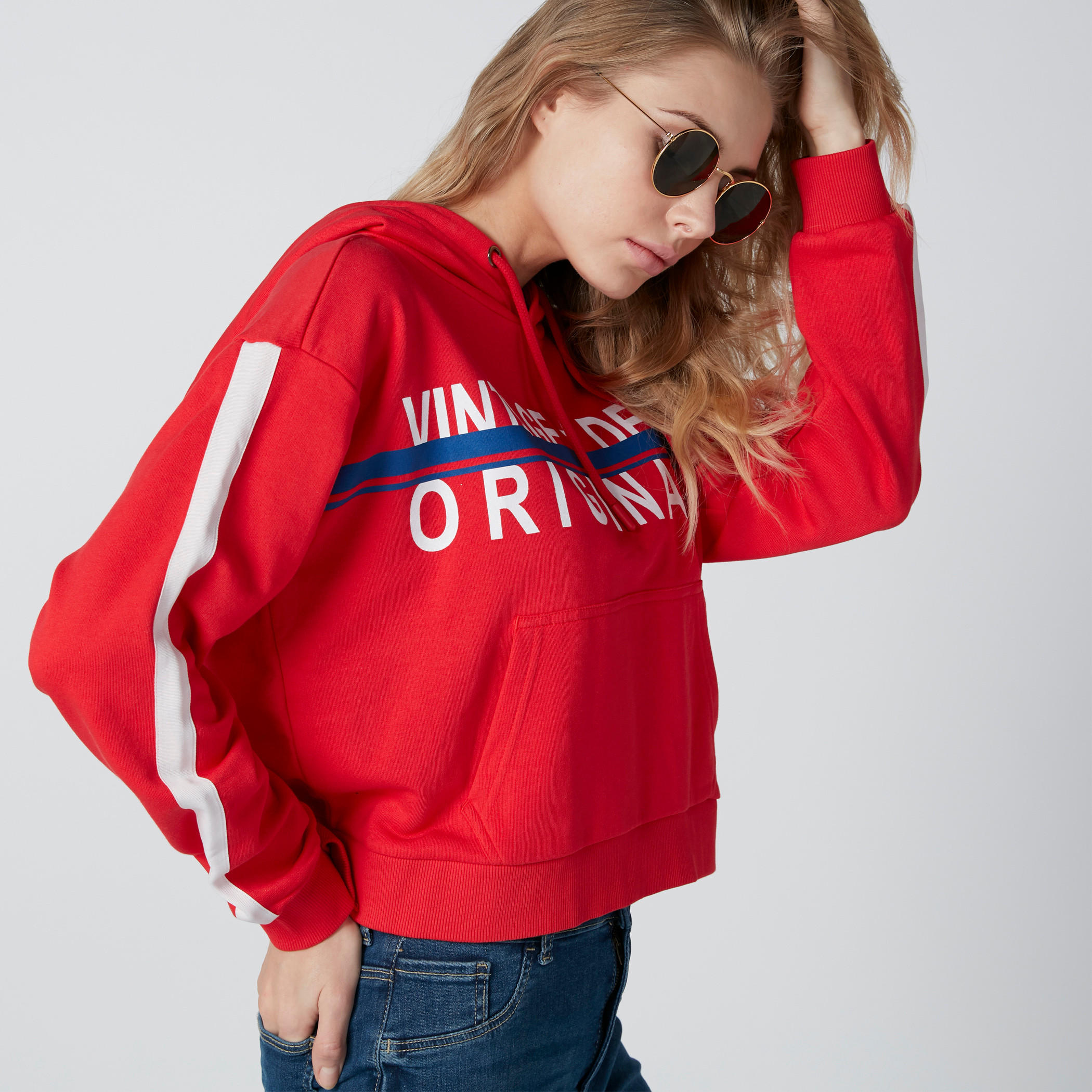 سويت شيرت قصير بقبّعة وجيوب وطبعات-women-winterwear-hoodiesandsweatshirts-hoodies-image-1