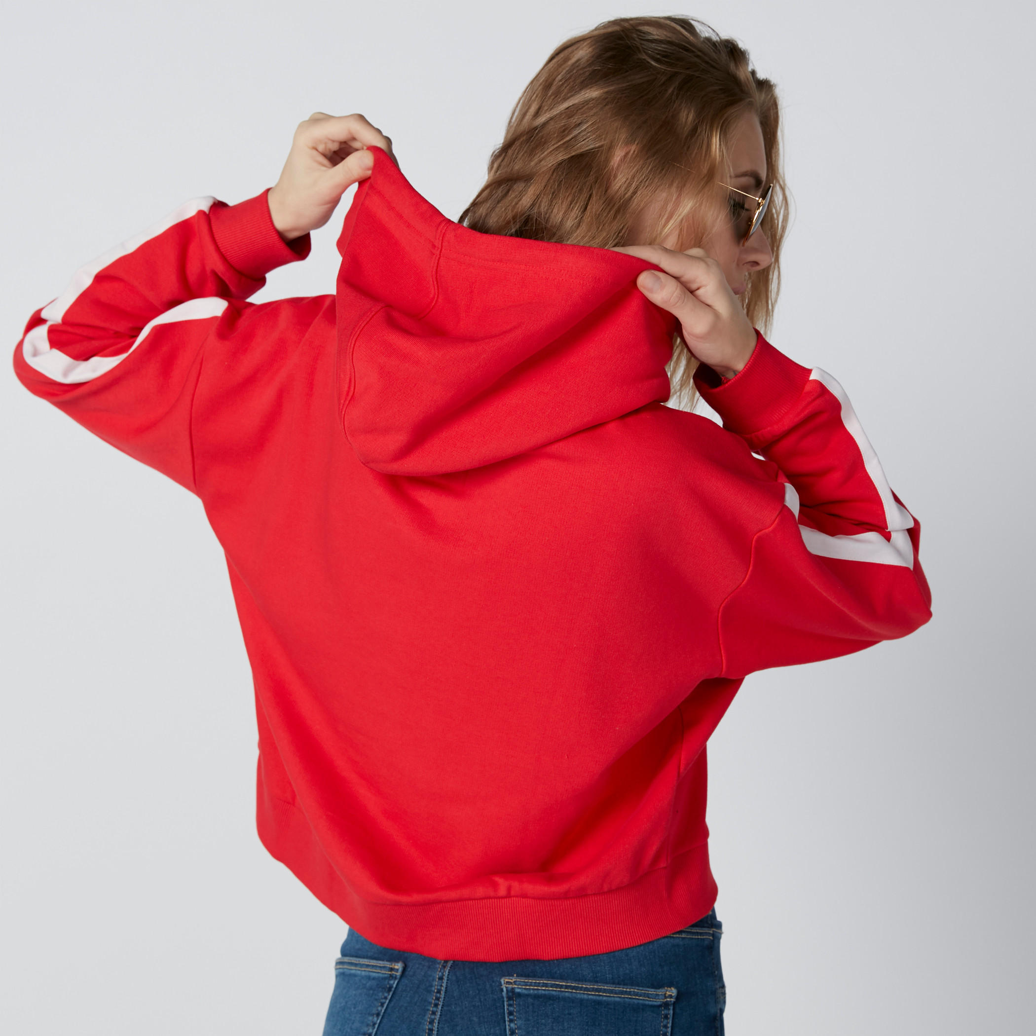 سويت شيرت قصير بقبّعة وجيوب وطبعات-women-winterwear-hoodiesandsweatshirts-hoodies-image-2